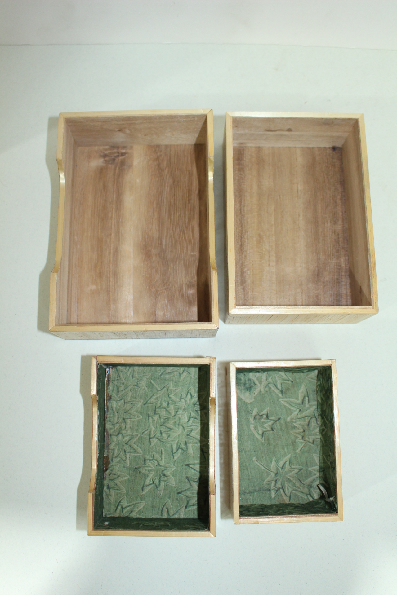 나무에 인물화문이 조각된 합 2점