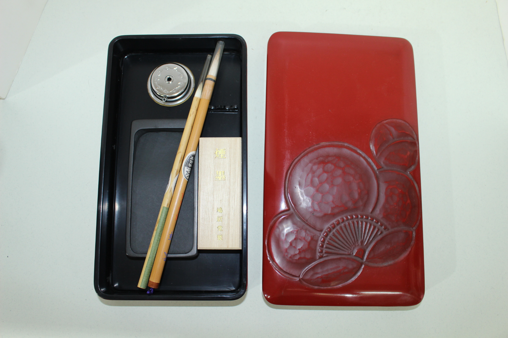 나무에 화문이 조각된 미사용 붓,벼루,먹셋트