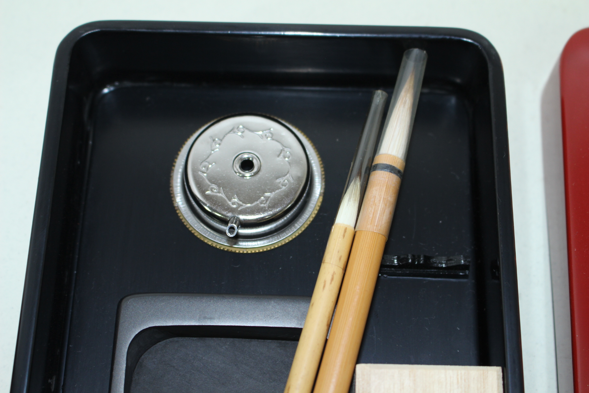 나무에 화문이 조각된 미사용 붓,벼루,먹셋트