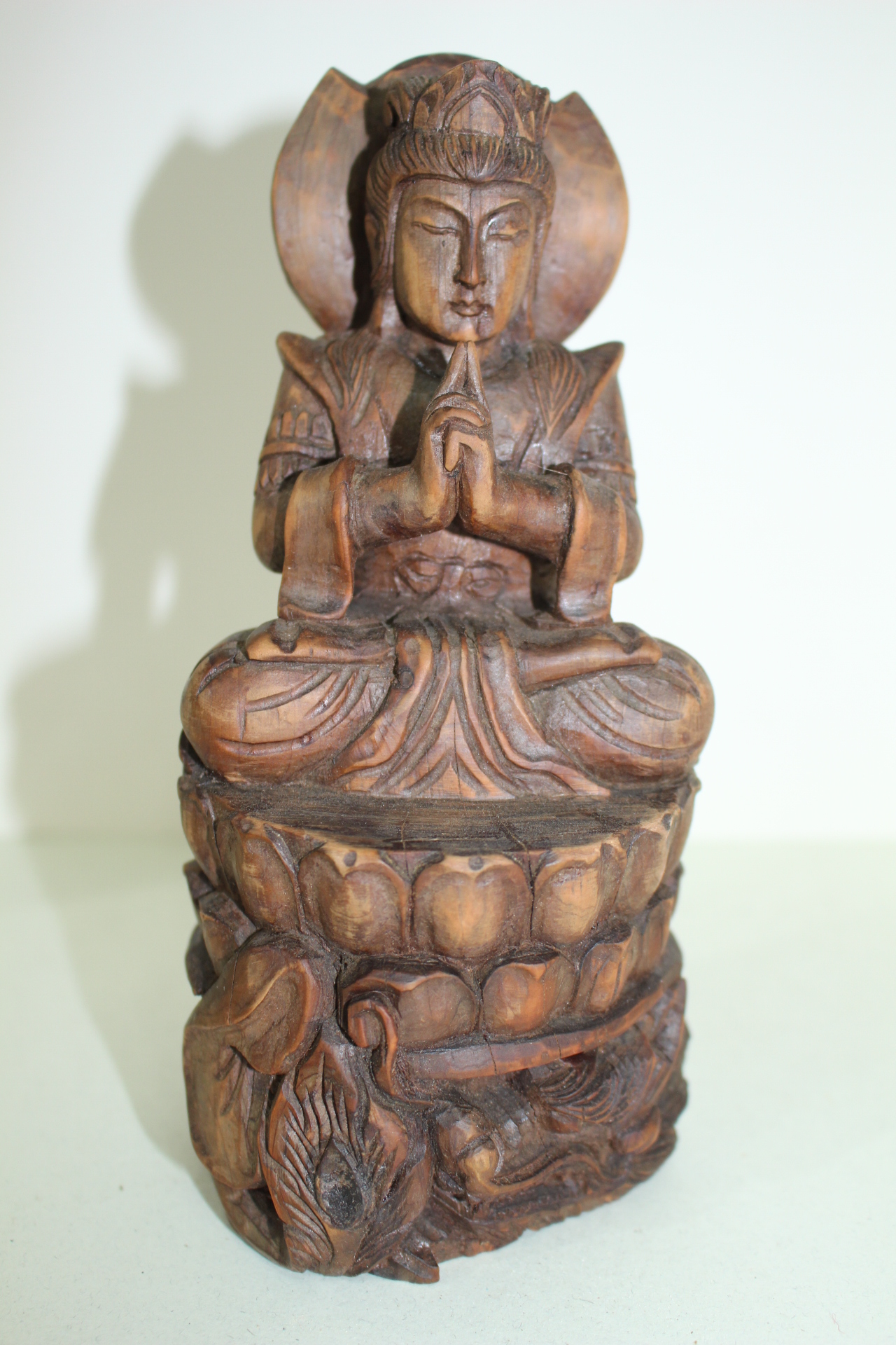 용연화대에 좌불상이 조각된 나무불상