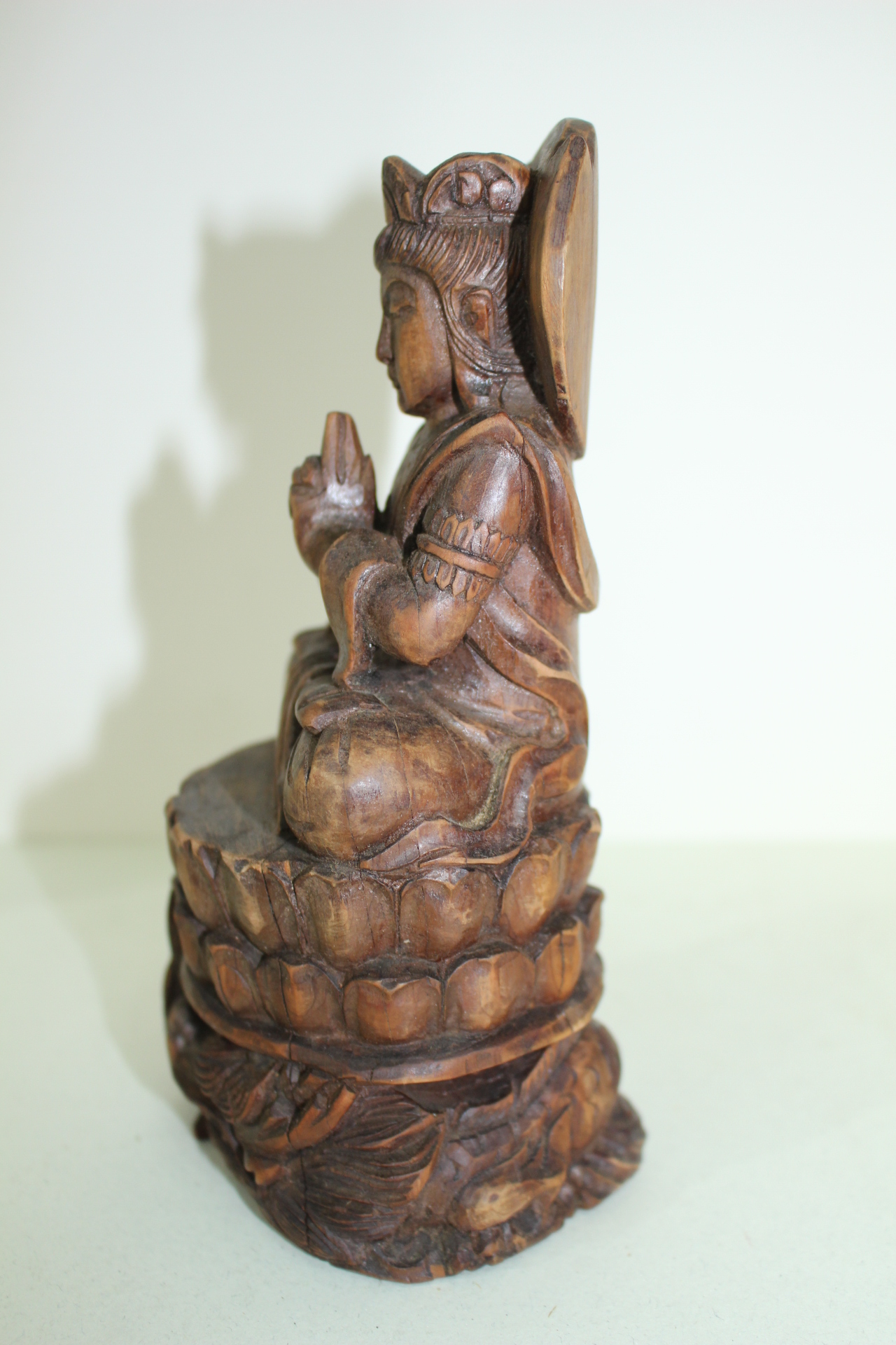 용연화대에 좌불상이 조각된 나무불상