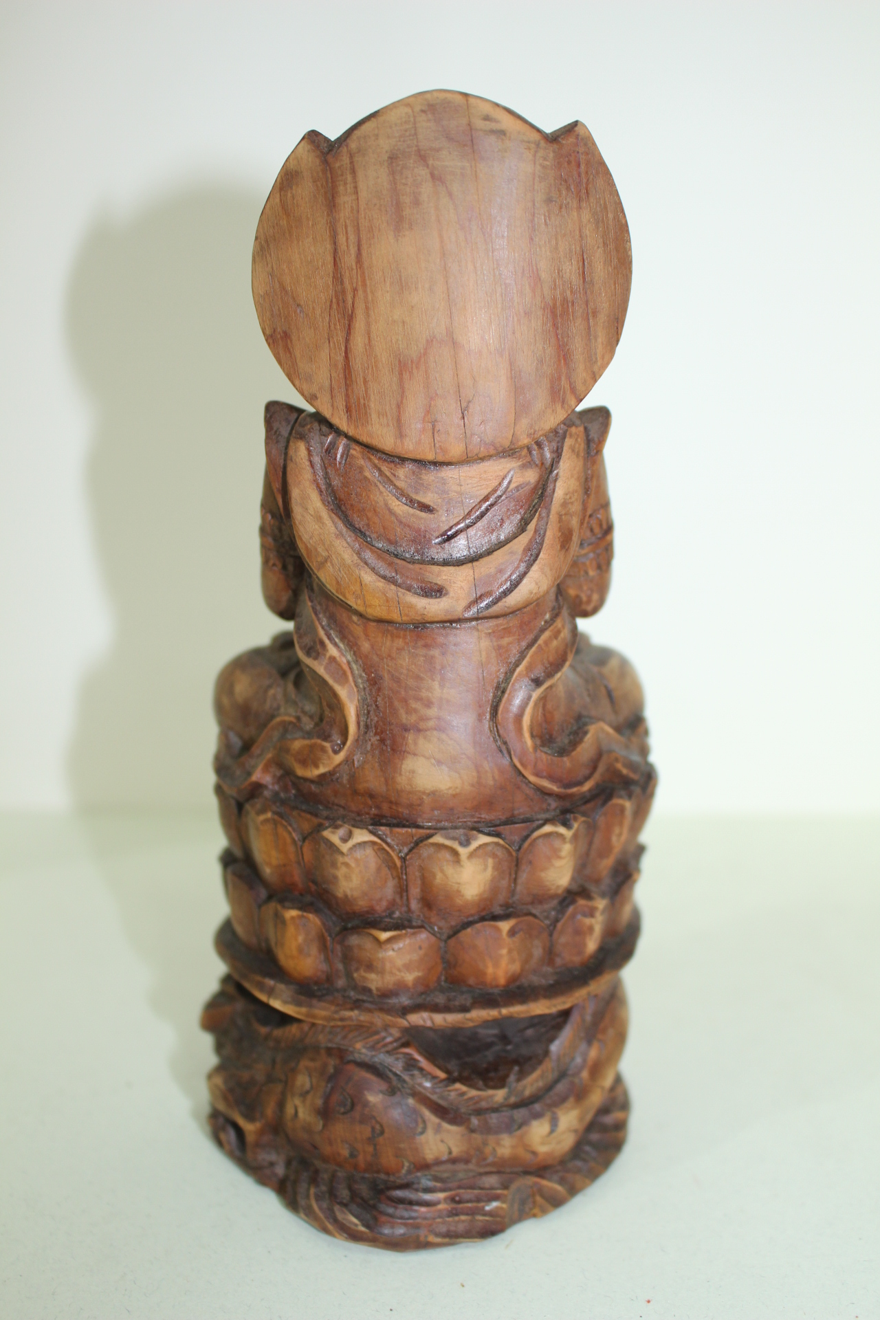 용연화대에 좌불상이 조각된 나무불상