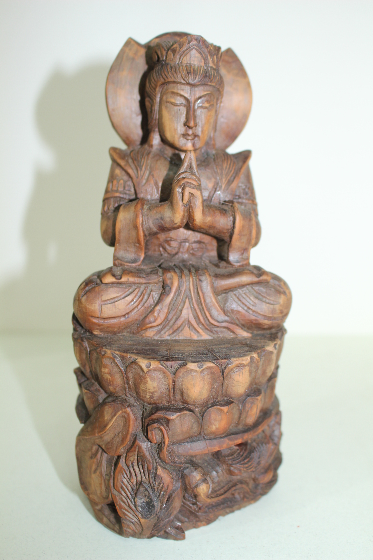 용연화대에 좌불상이 조각된 나무불상