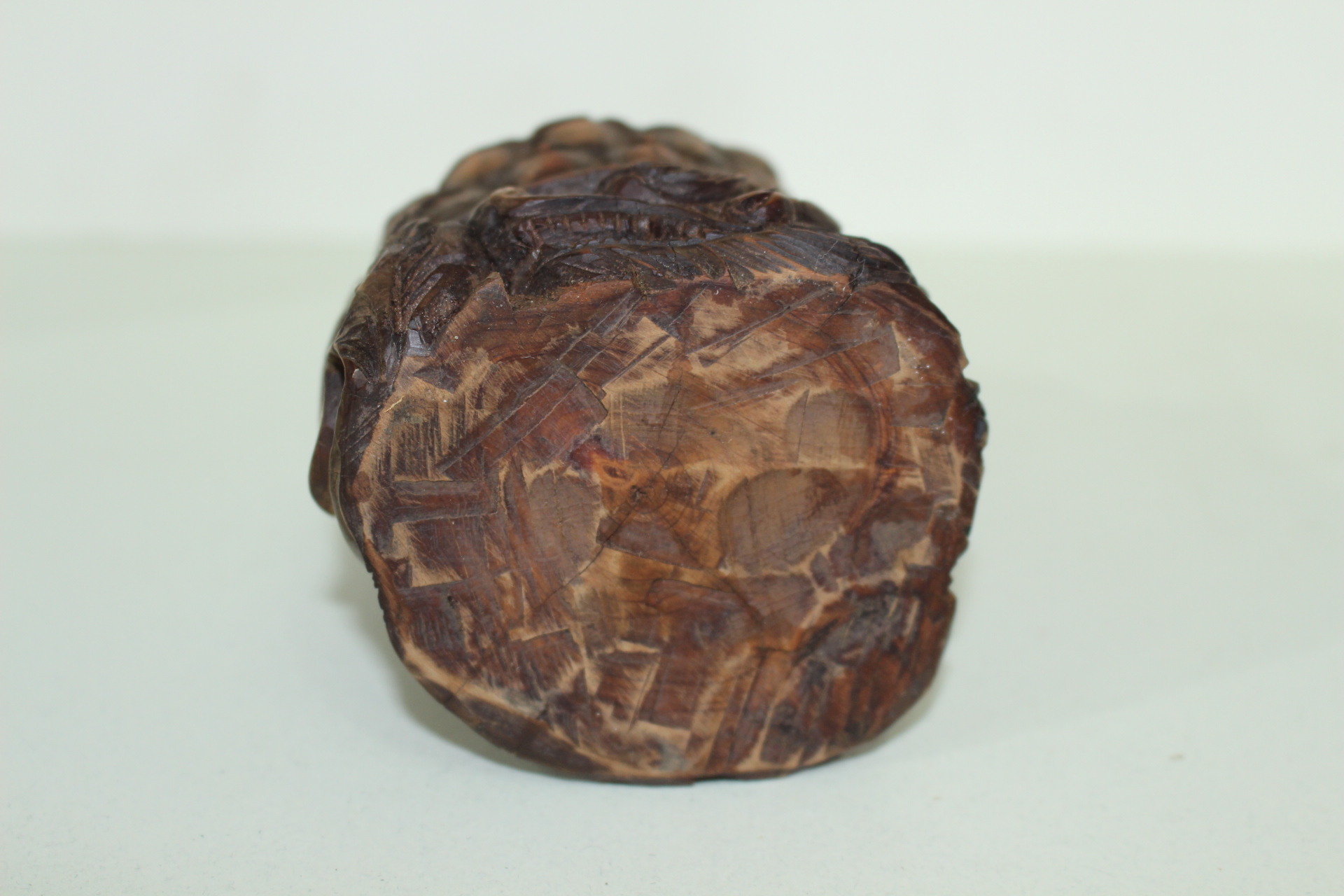 용연화대에 좌불상이 조각된 나무불상