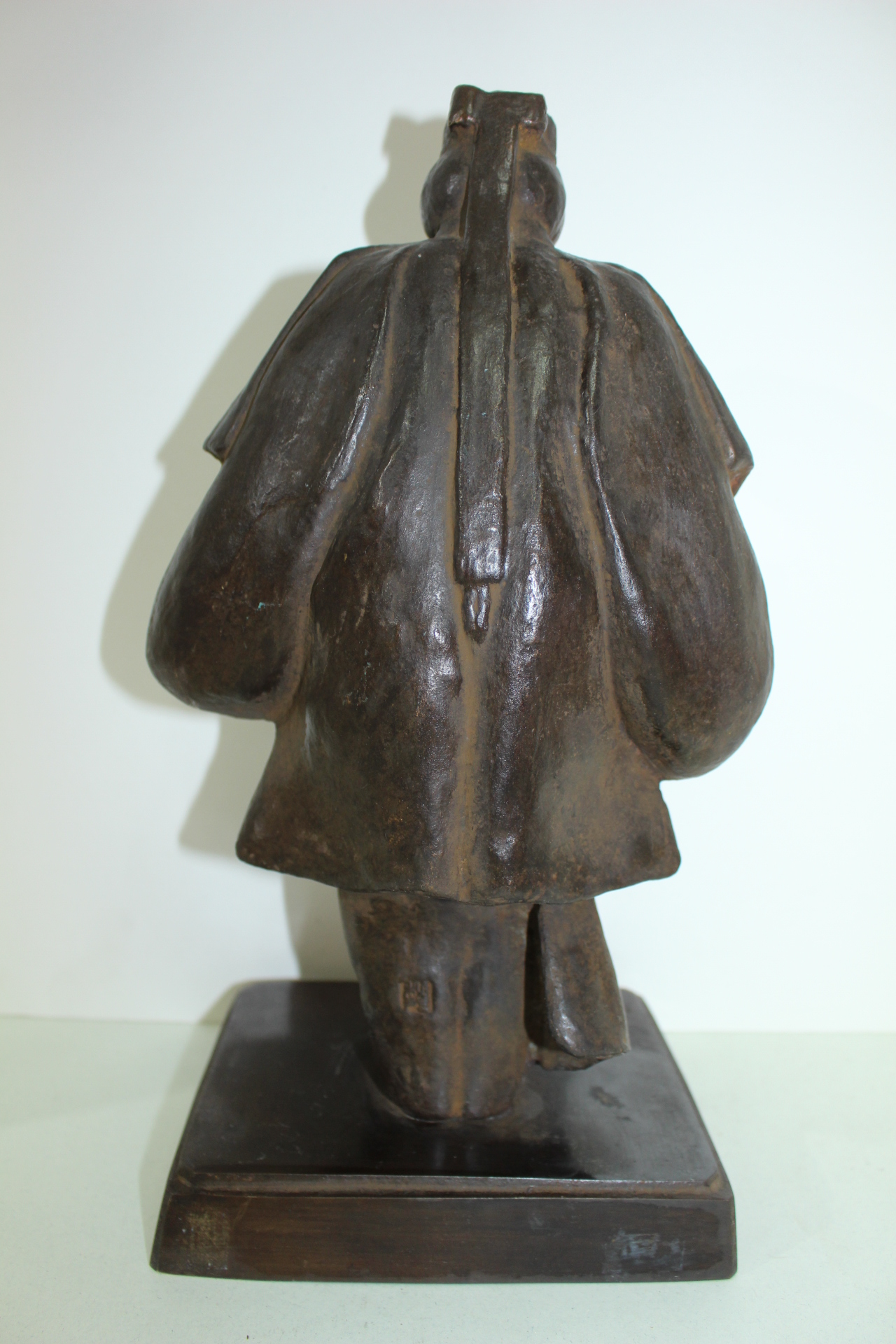 작가의 수결이 있는 묵직한 청동브론즈 인물조각상