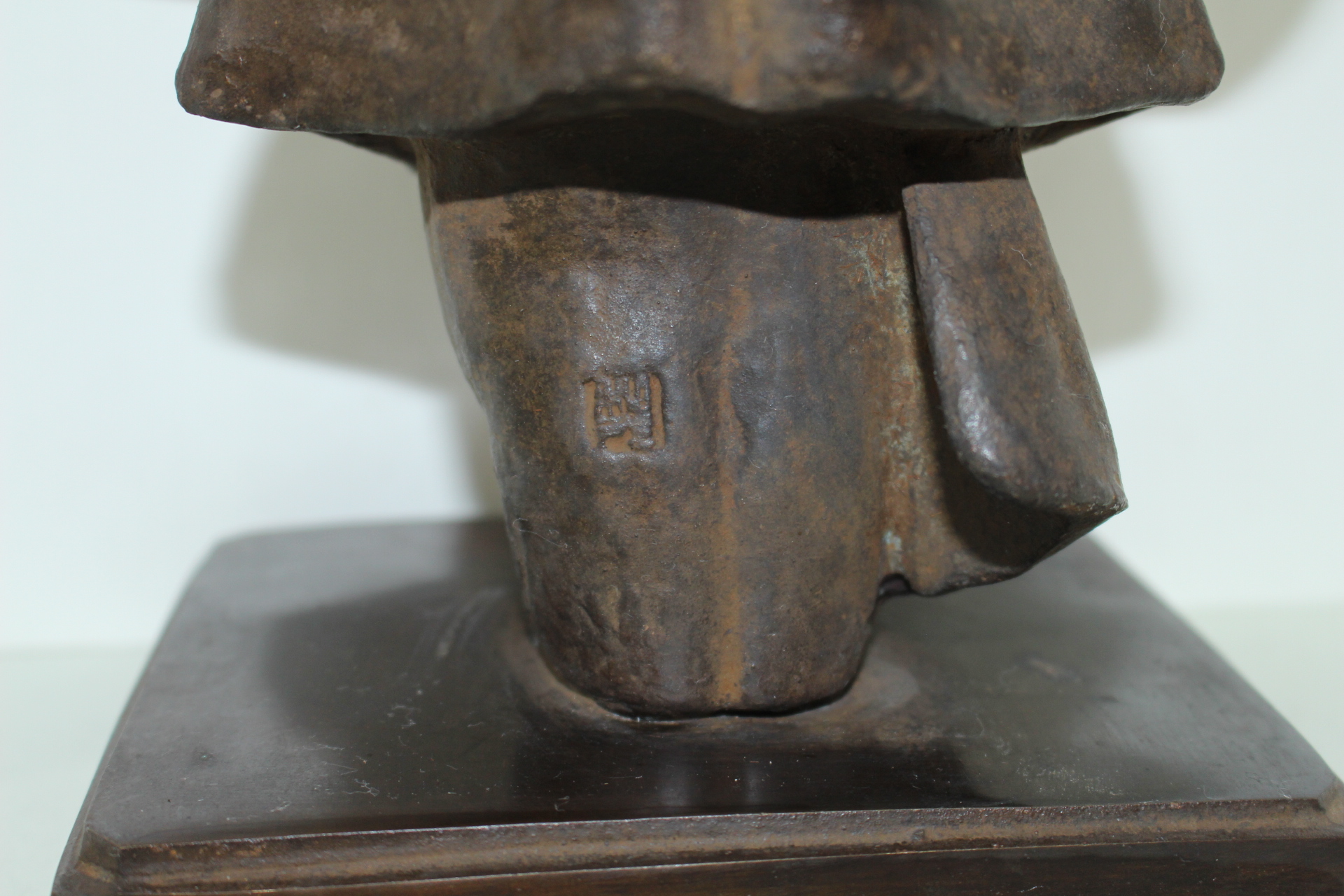 작가의 수결이 있는 묵직한 청동브론즈 인물조각상