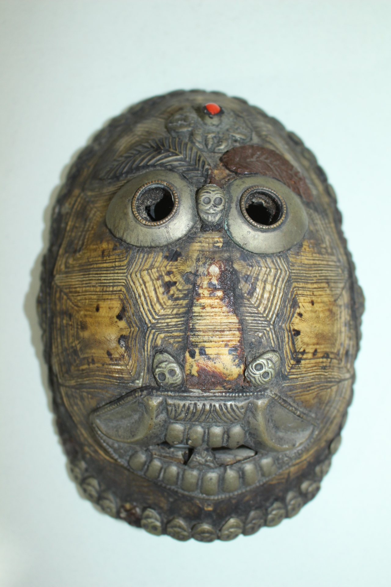 골동 거북이 등껍질에 백동으로된 탈