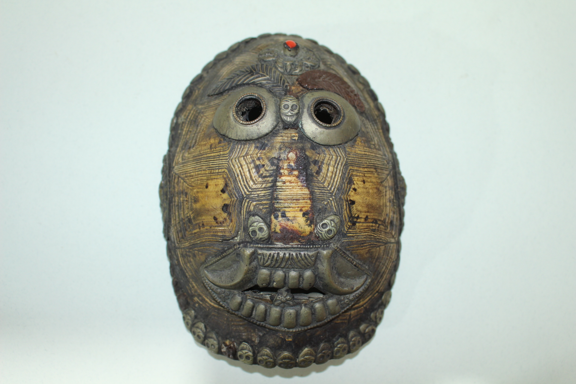 골동 거북이 등껍질에 백동으로된 탈