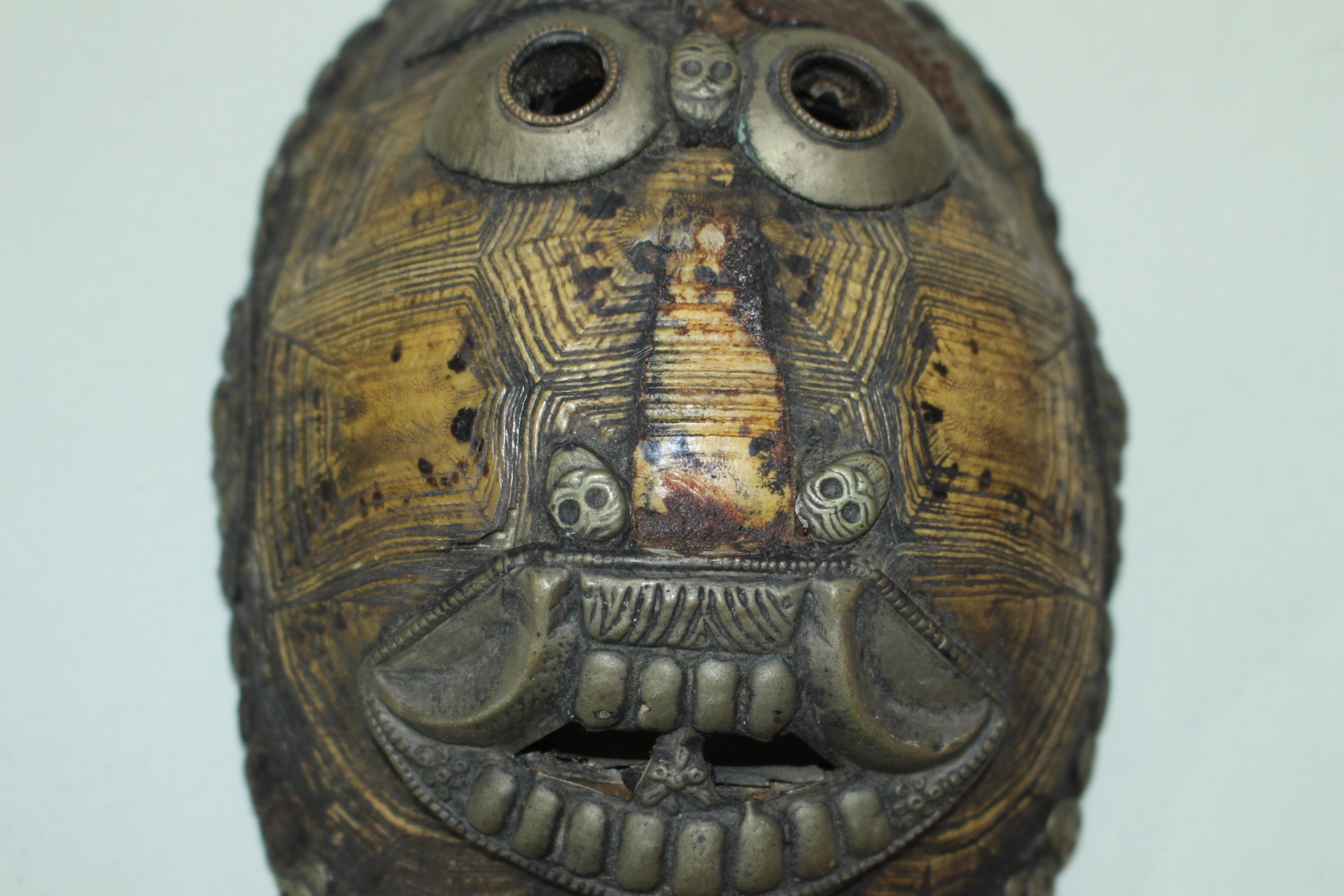 골동 거북이 등껍질에 백동으로된 탈