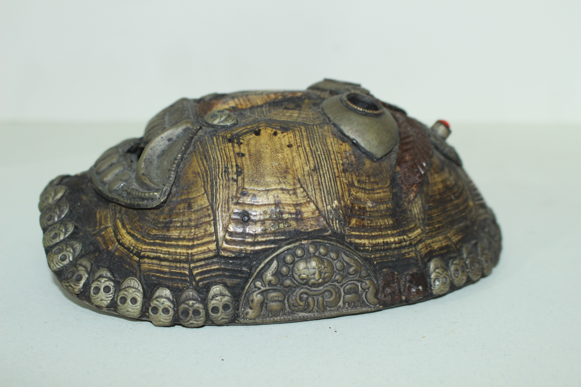 골동 거북이 등껍질에 백동으로된 탈