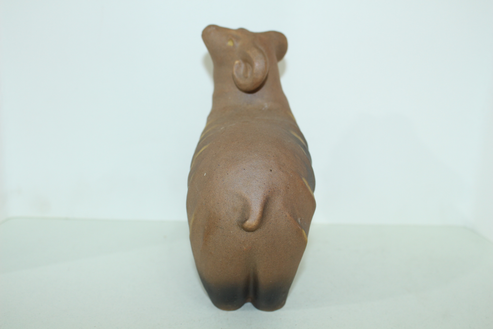 청자 양 조각상