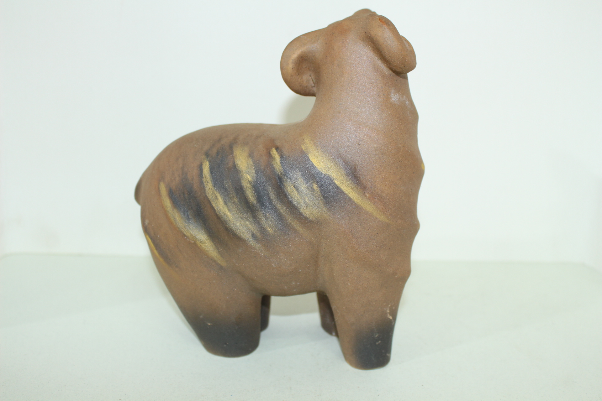 청자 양 조각상