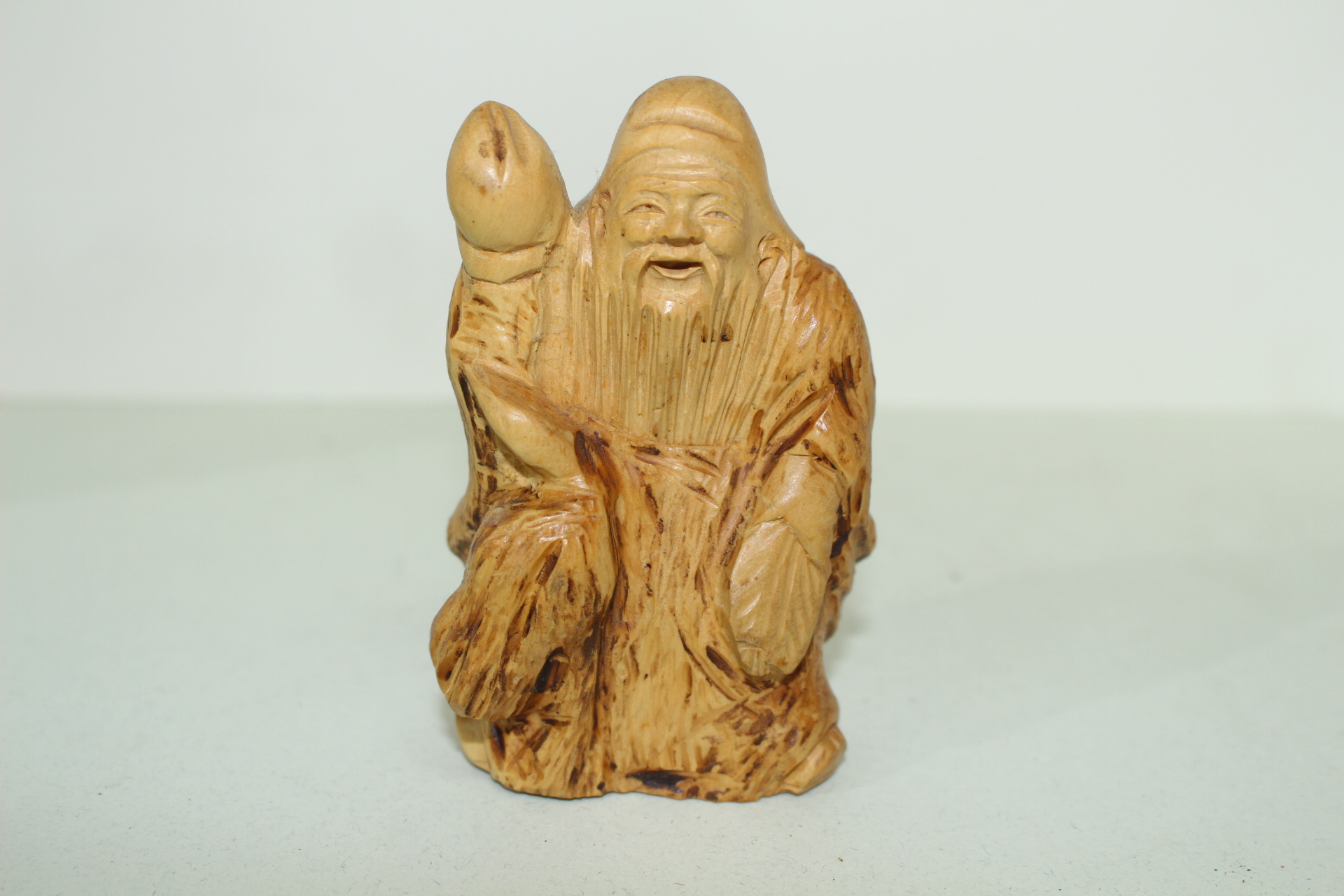 원목나무에 복신 조각상