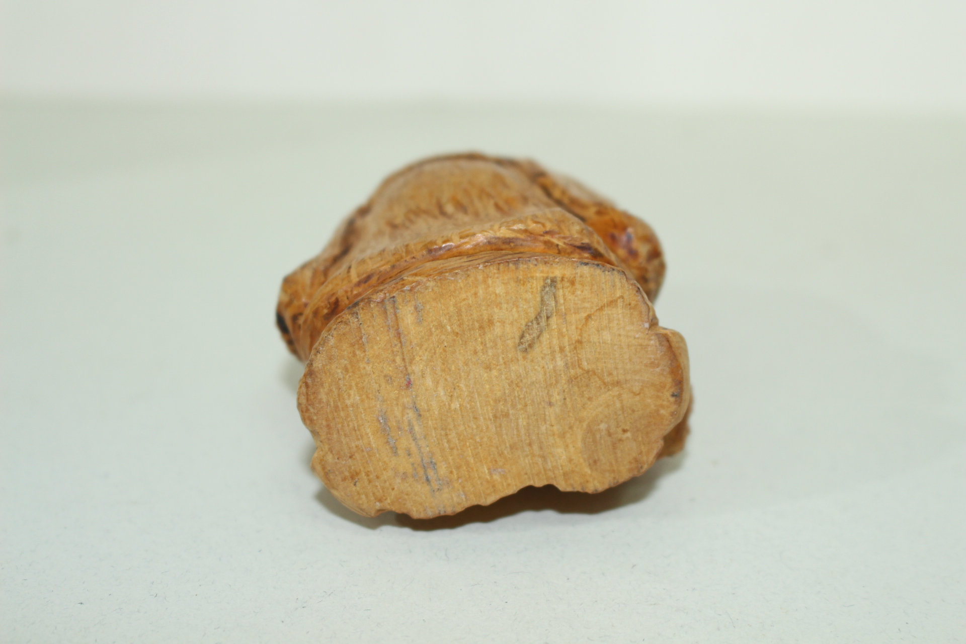 원목나무에 복신 조각상