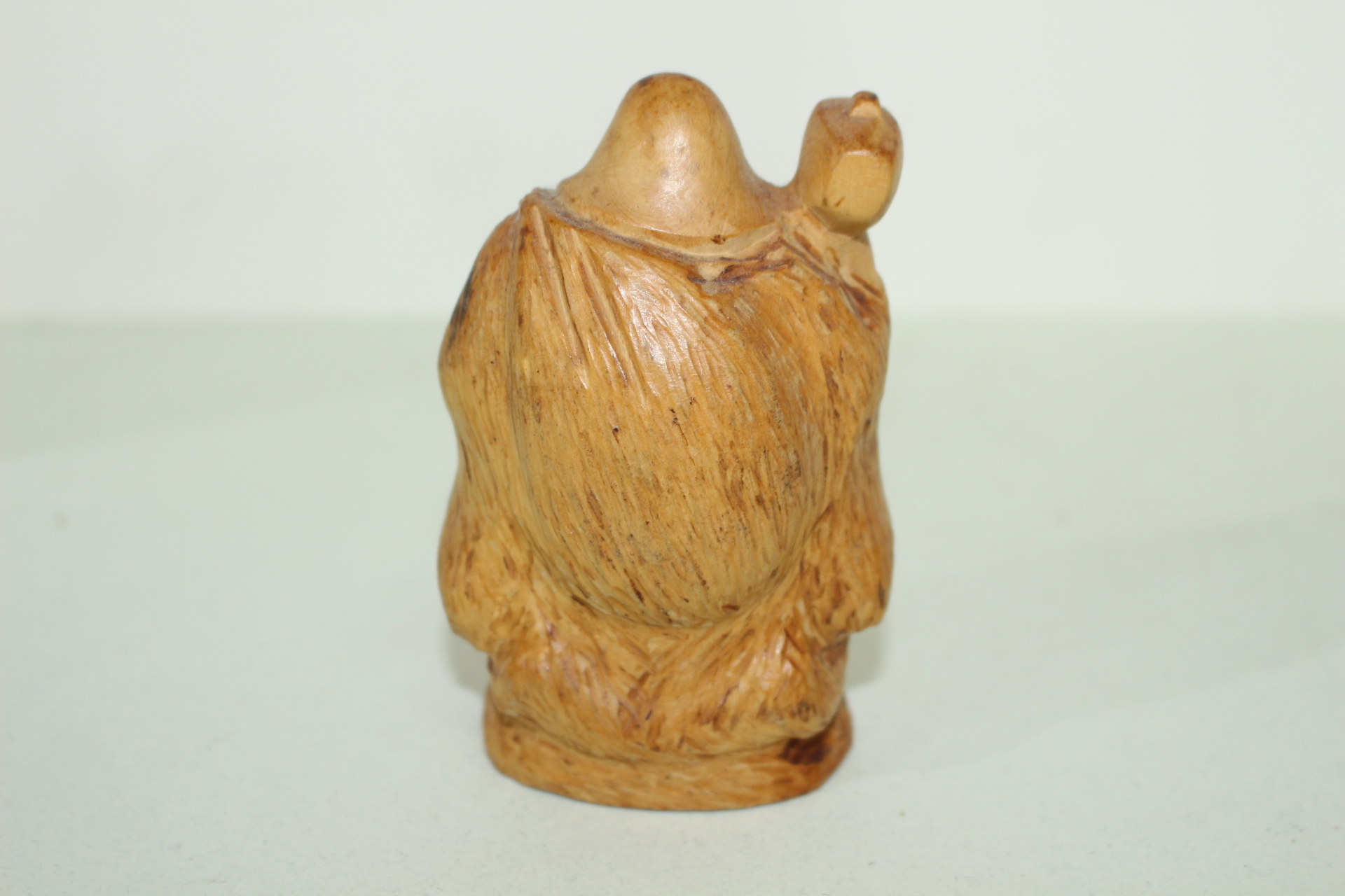 원목나무에 복신 조각상