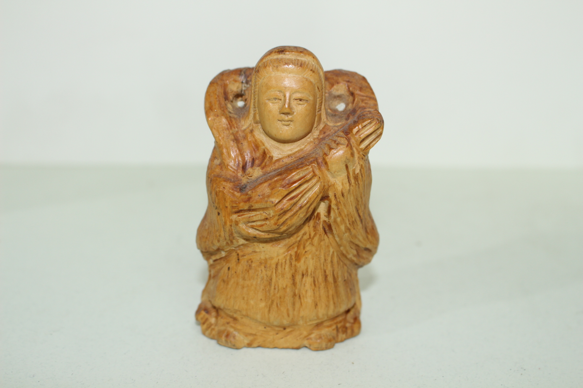 원목나무에 복신 조각상