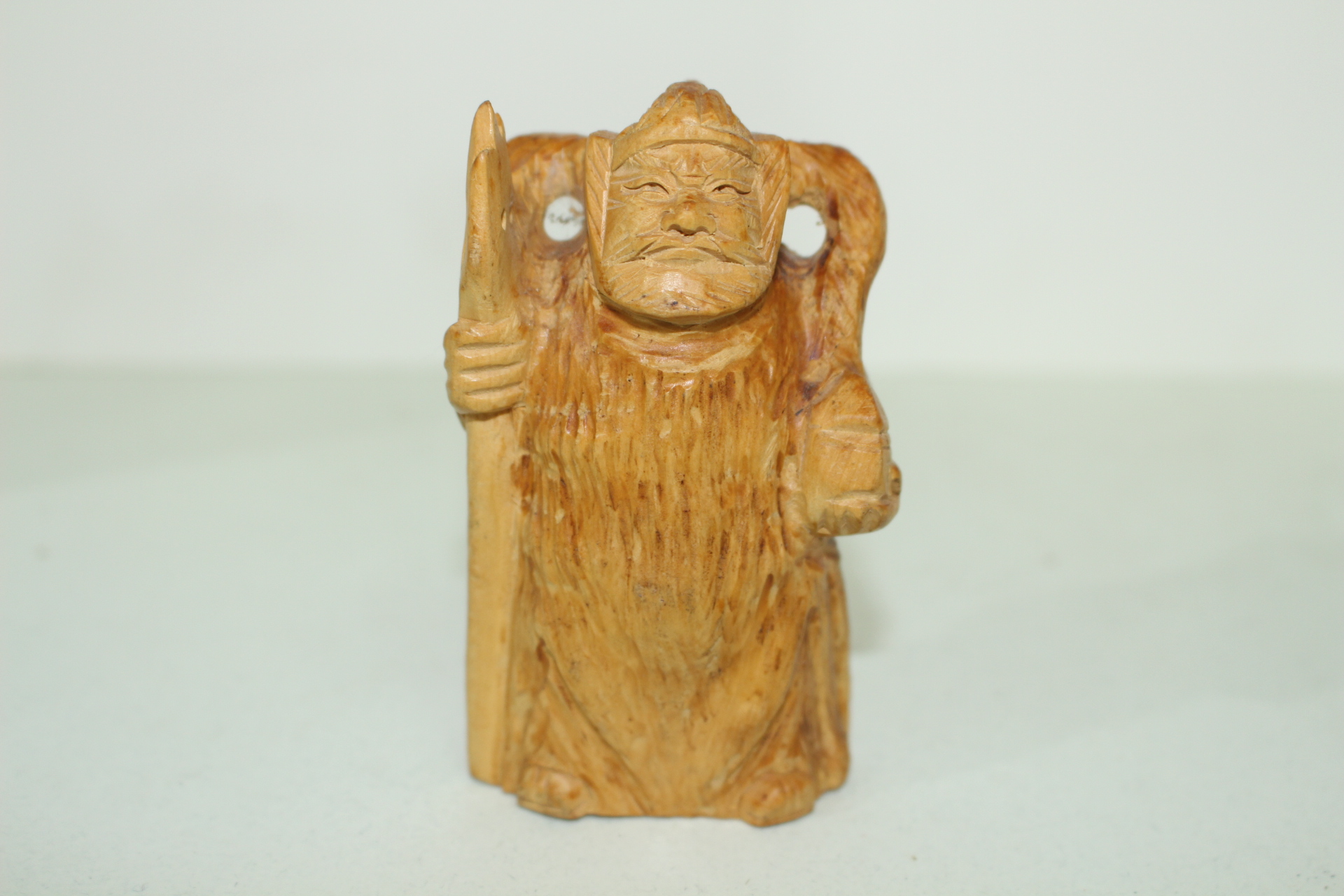 원목나무에 복신 조각상