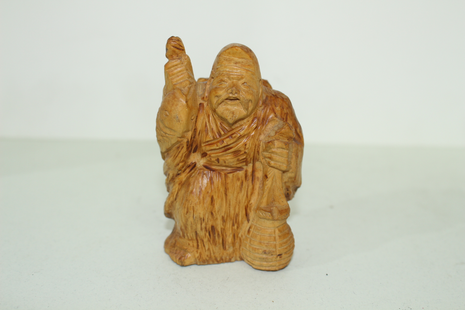 원목나무에 복신 조각상