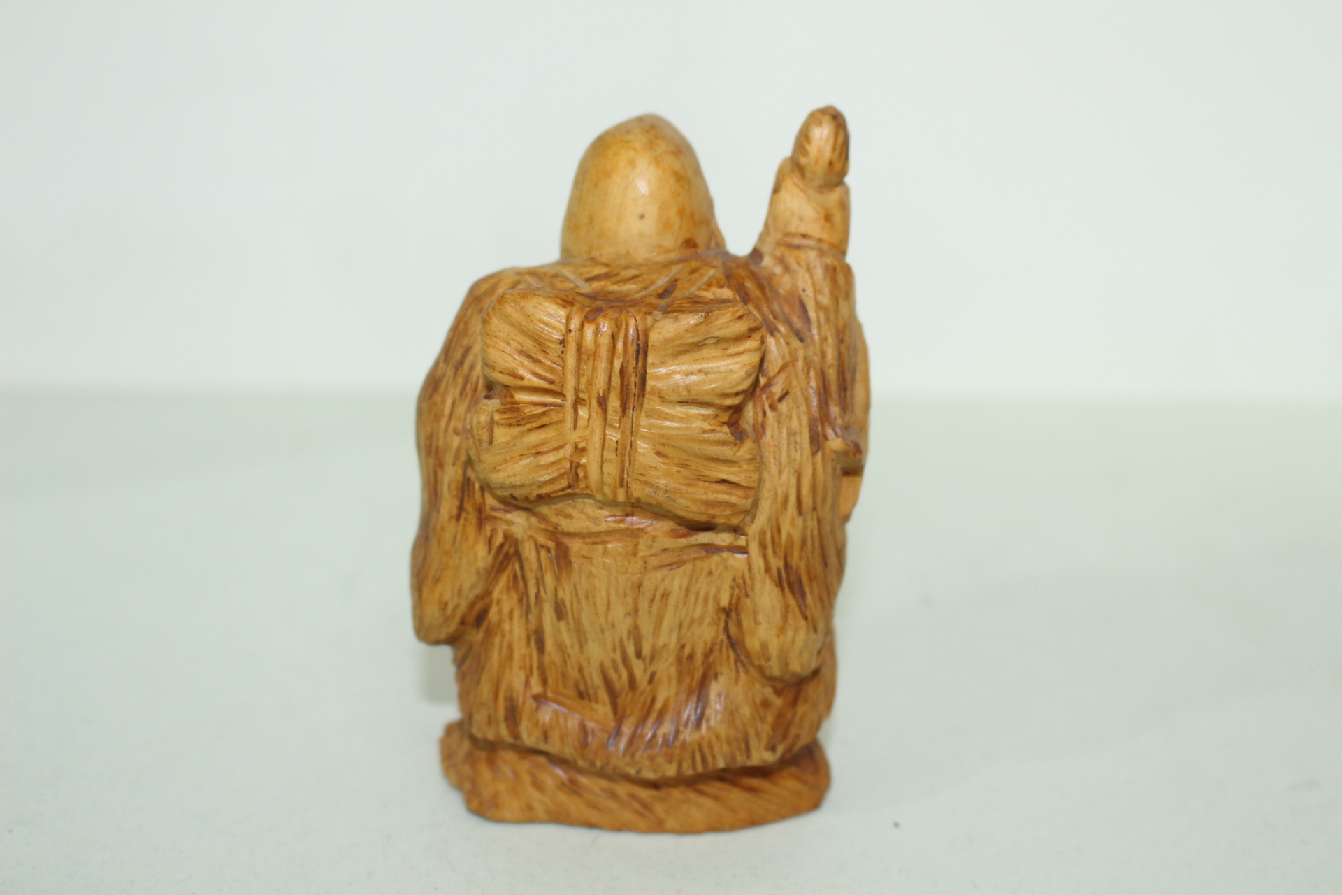 원목나무에 복신 조각상