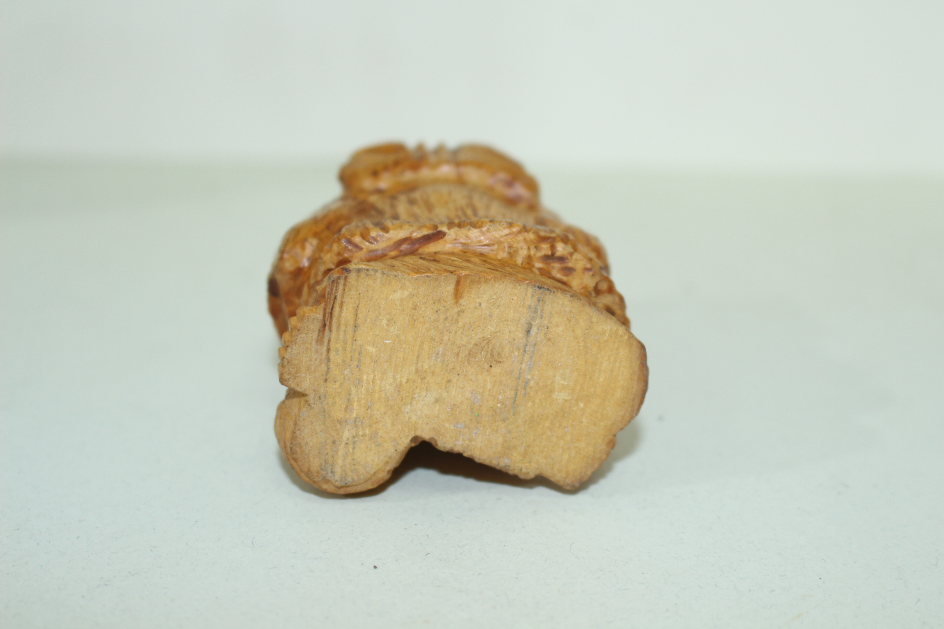 원목나무에 복신 조각상