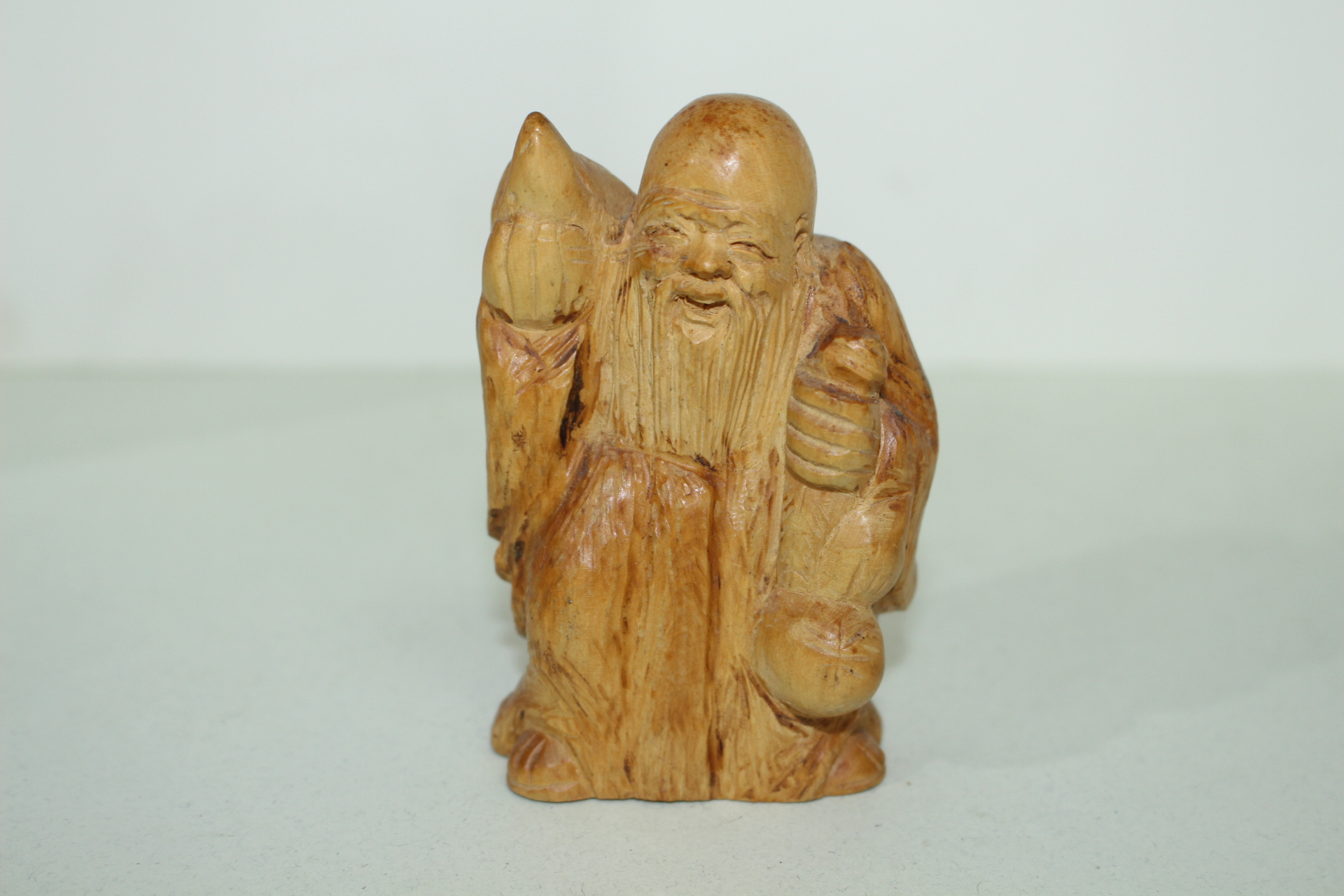 원목나무에 복신 조각상