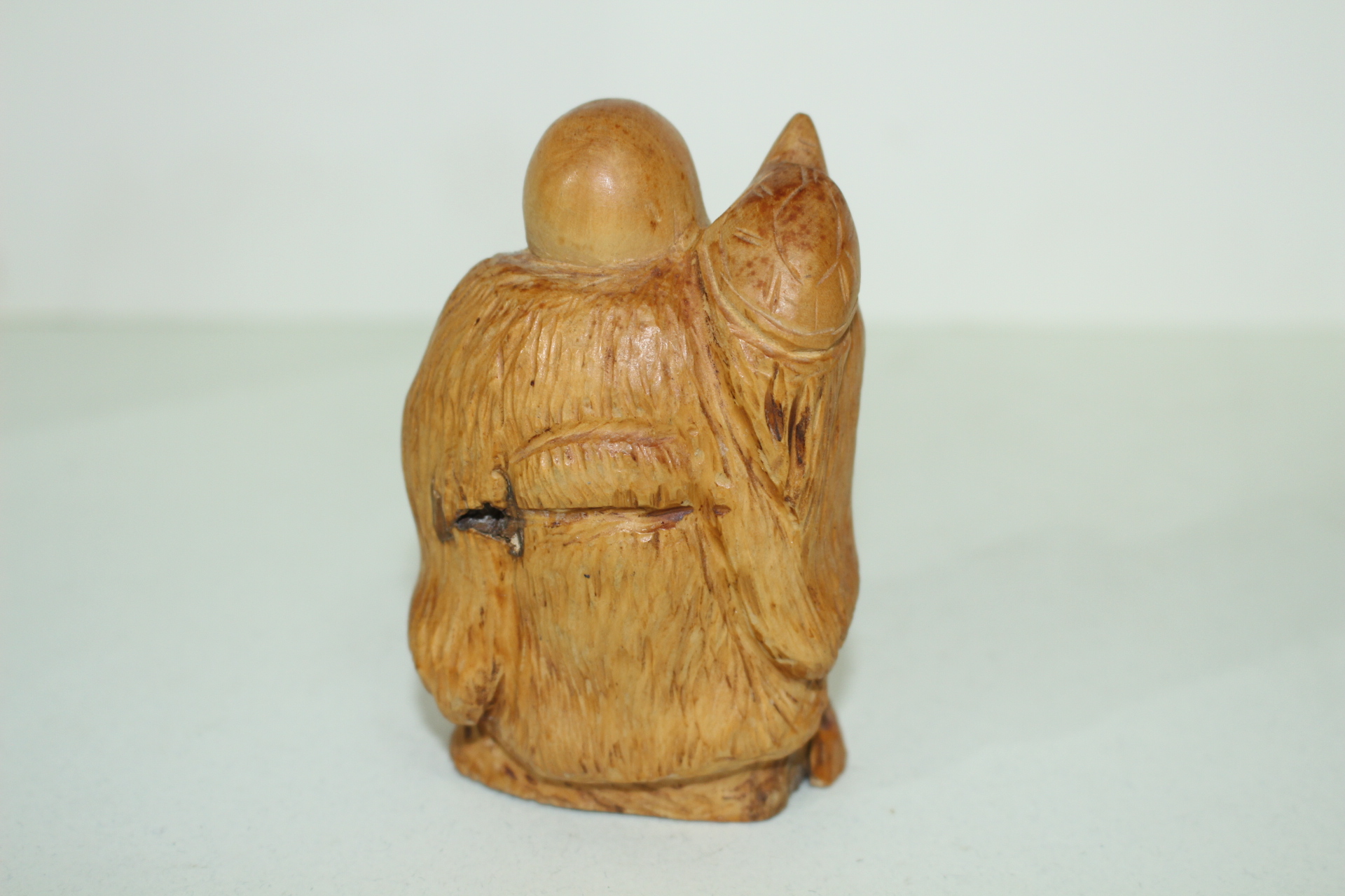 원목나무에 복신 조각상