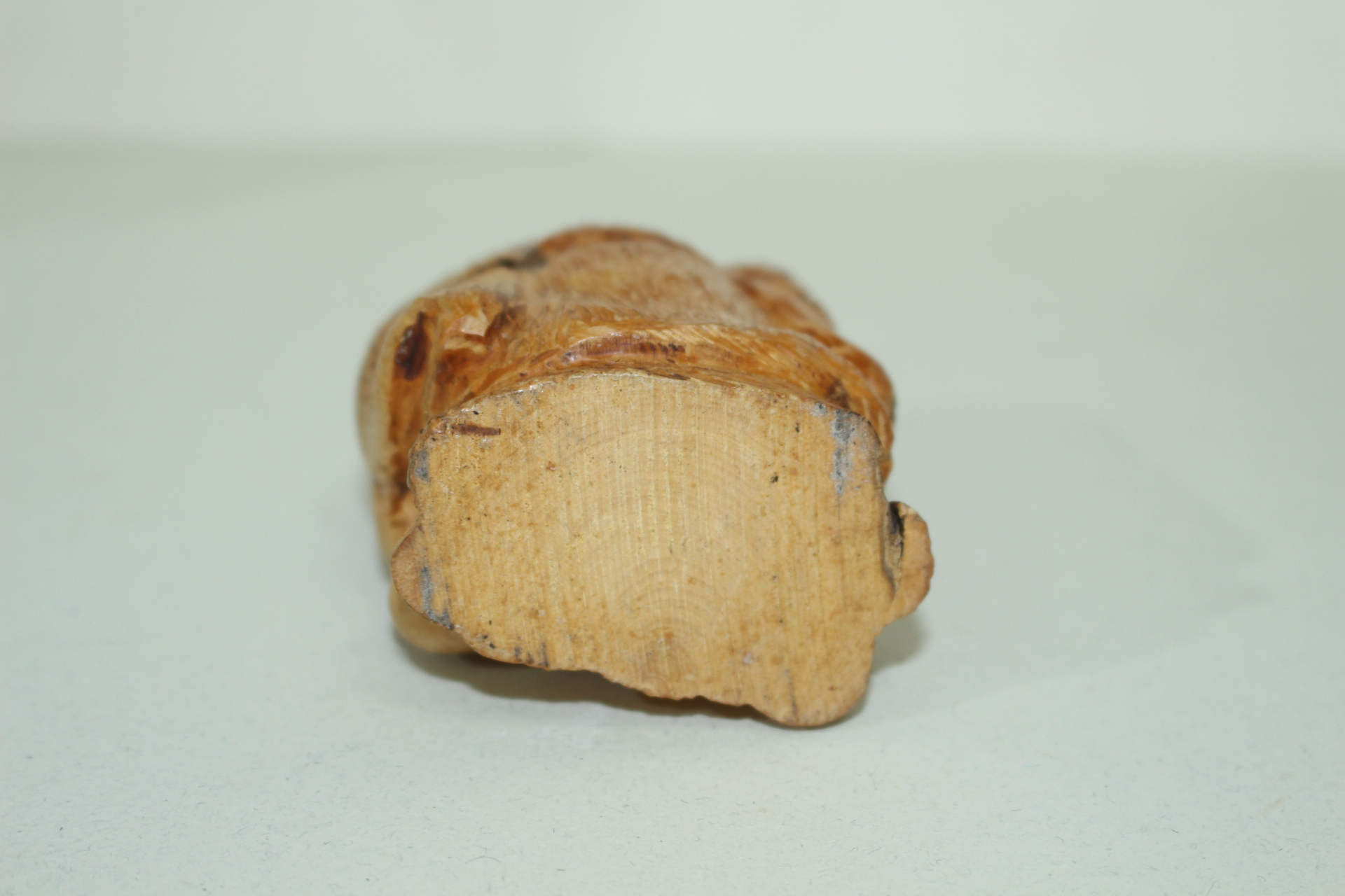 원목나무에 복신 조각상