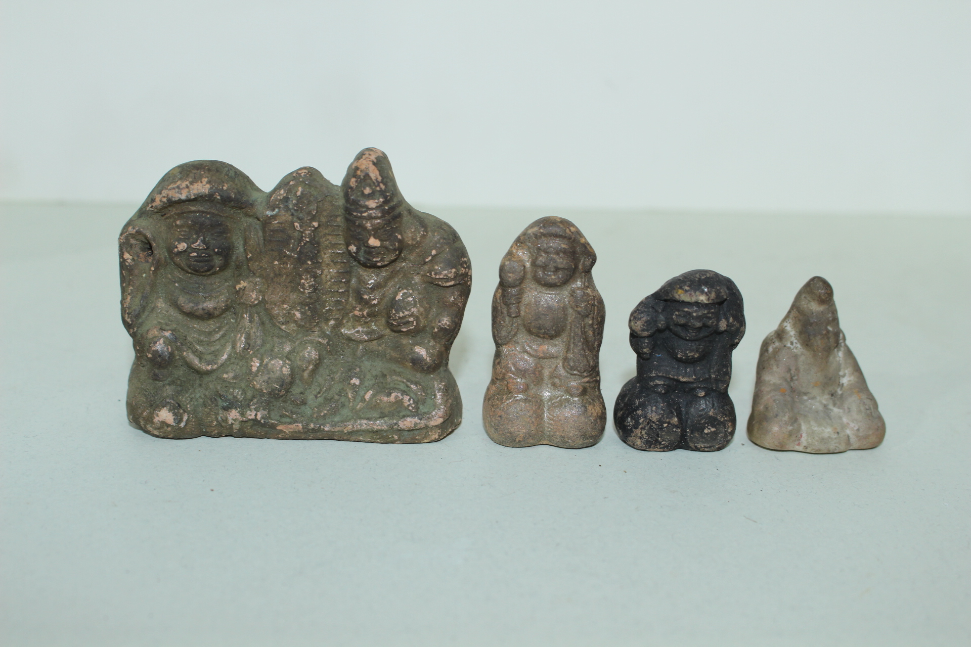 연대가좋은 토기재질로된 복신 조각상 4점