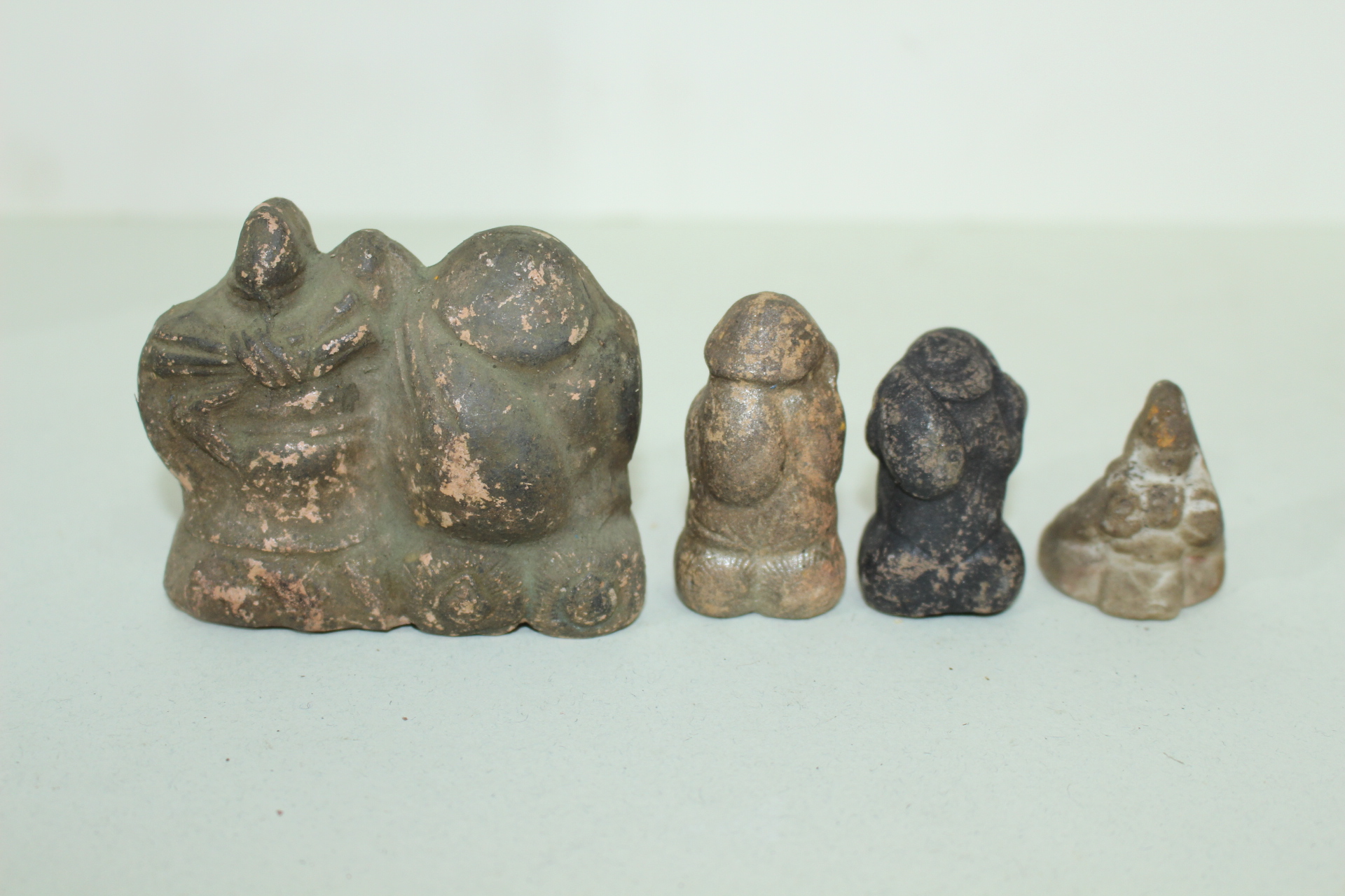 연대가좋은 토기재질로된 복신 조각상 4점