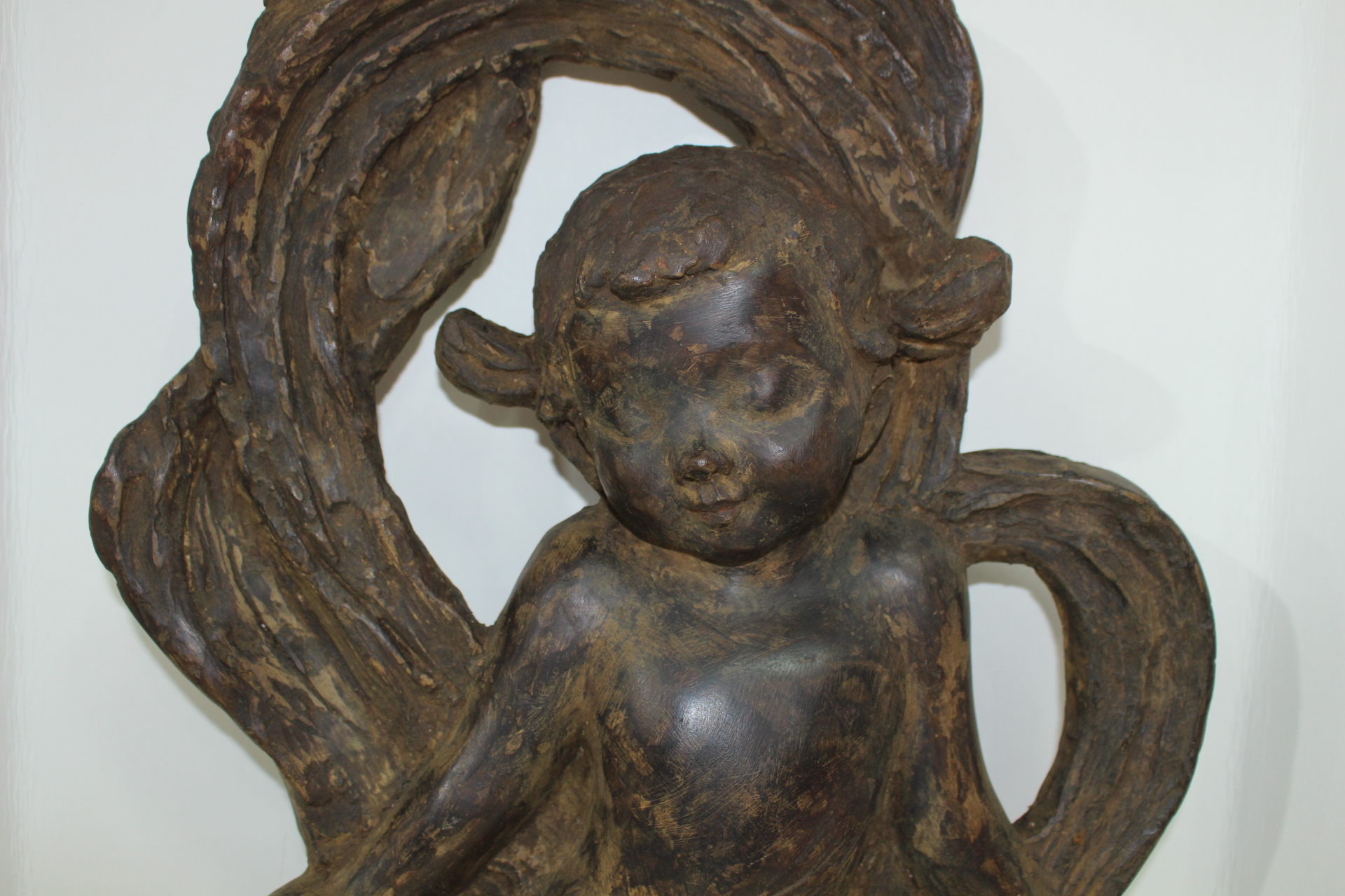 작가의 작품인 아기천사 부조조각