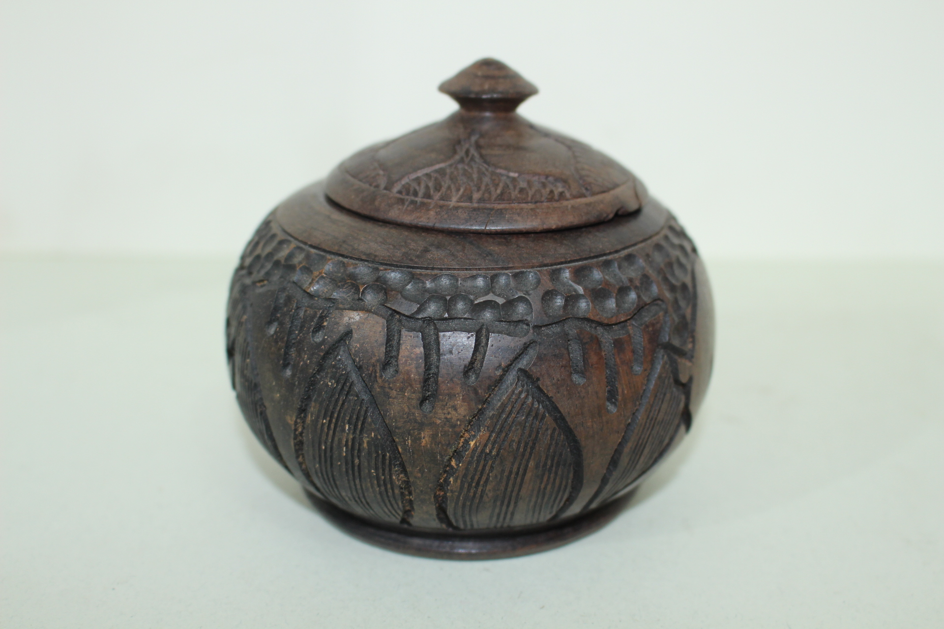 외국산 원목나무에 코끼리가 조각된 차호