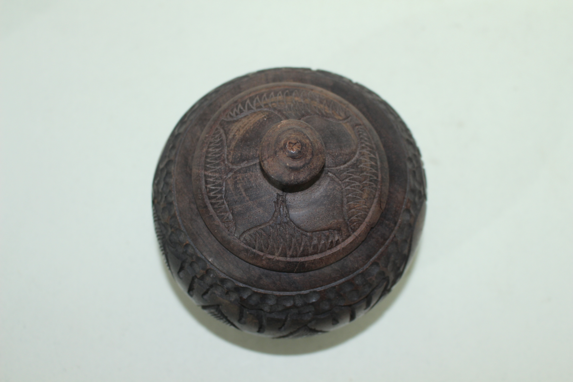 외국산 원목나무에 코끼리가 조각된 차호