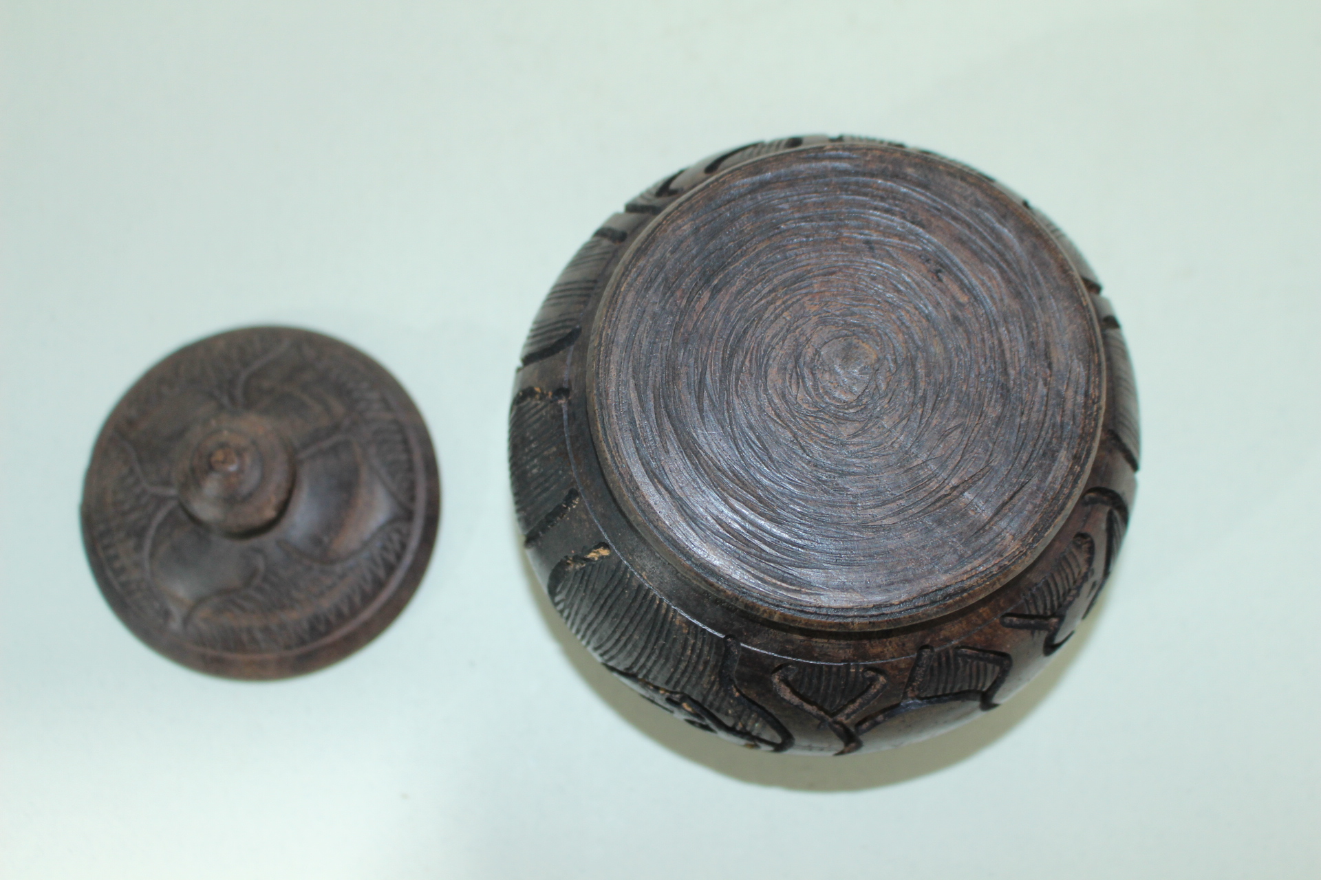 외국산 원목나무에 코끼리가 조각된 차호