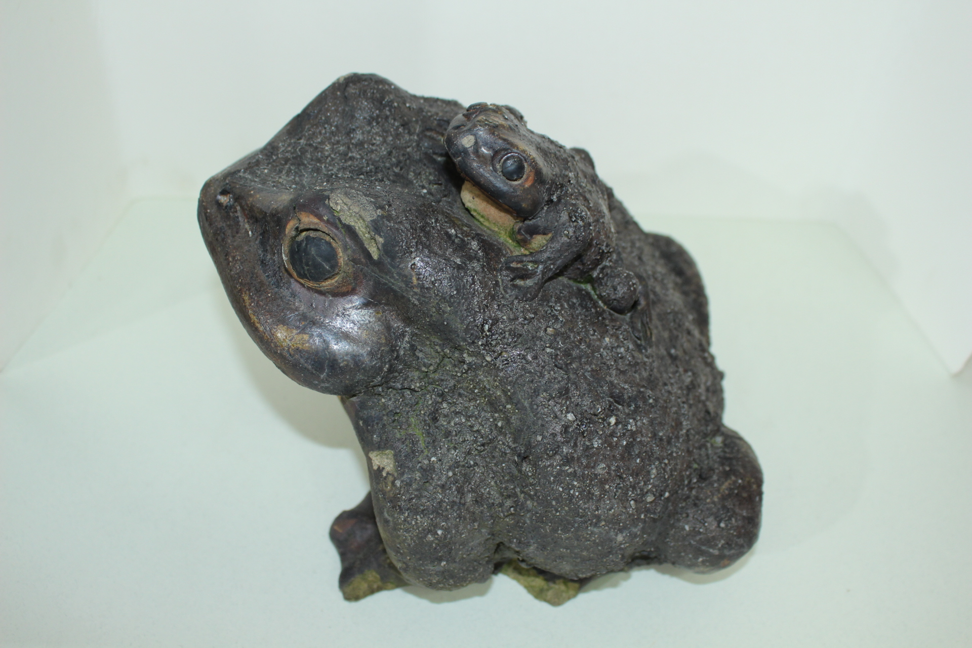 연대가좋은 청자 두꺼비 조각상