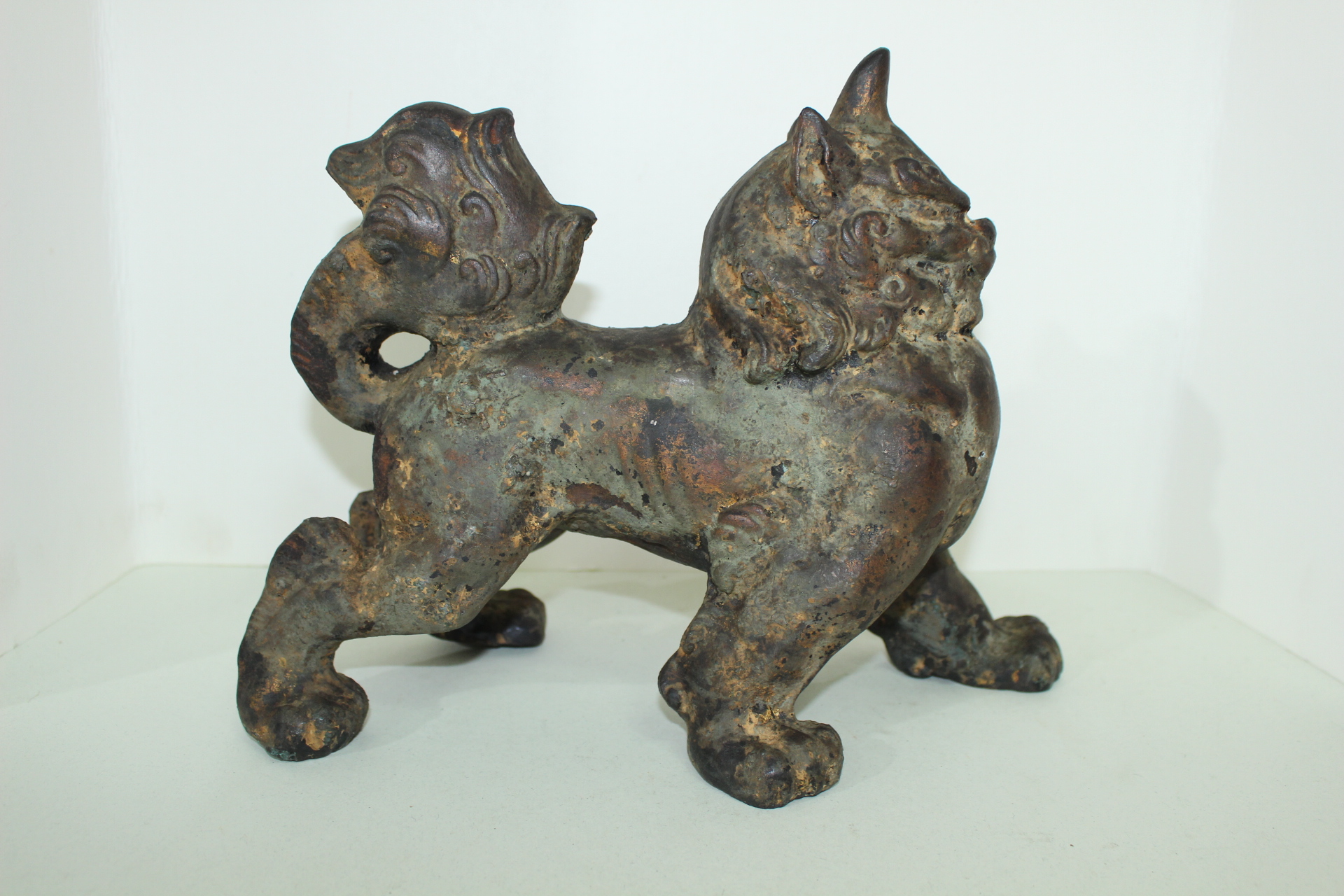 묵직한 무쇠로된 해태용 조각상