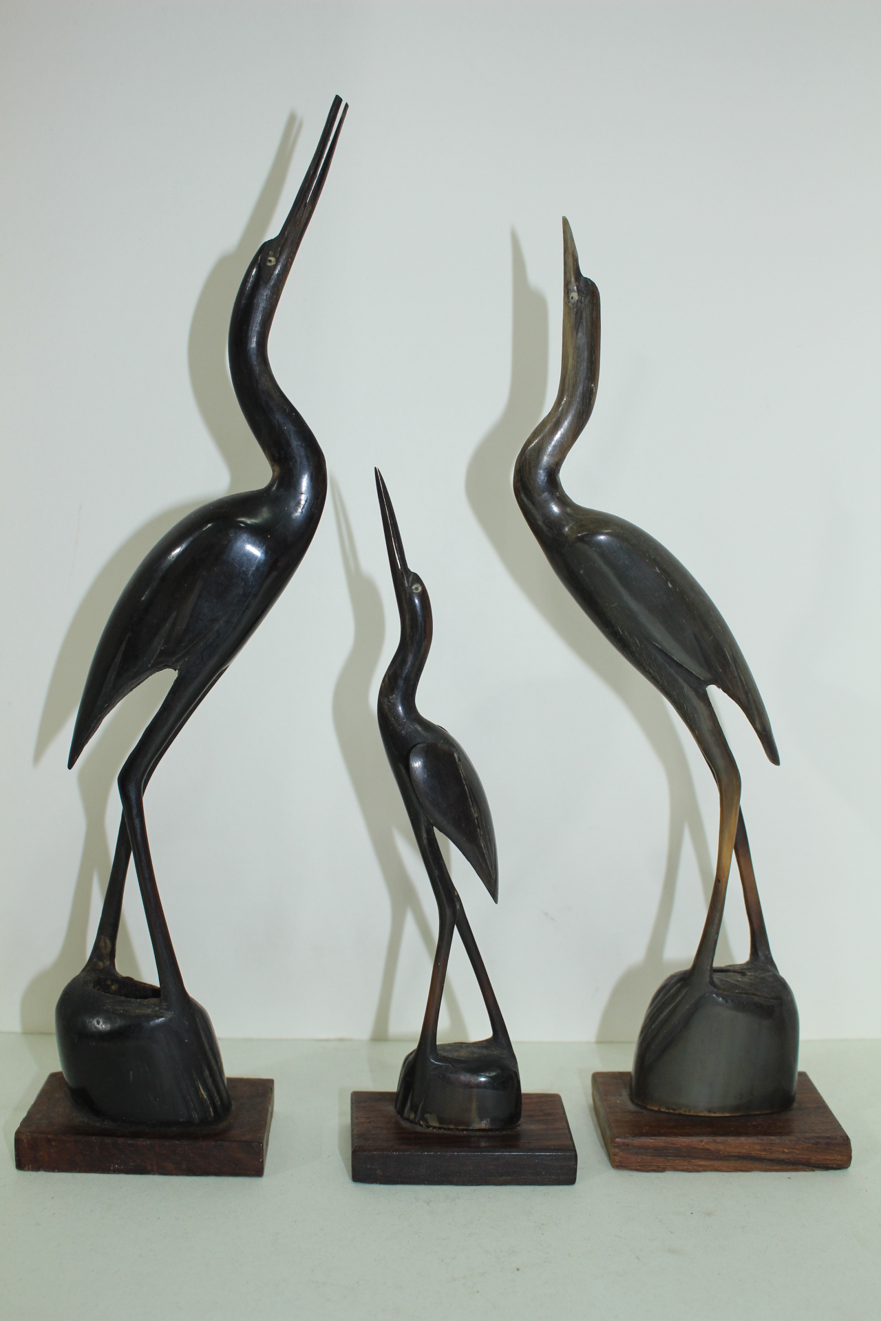 우각재질로된 새 조각상 3점