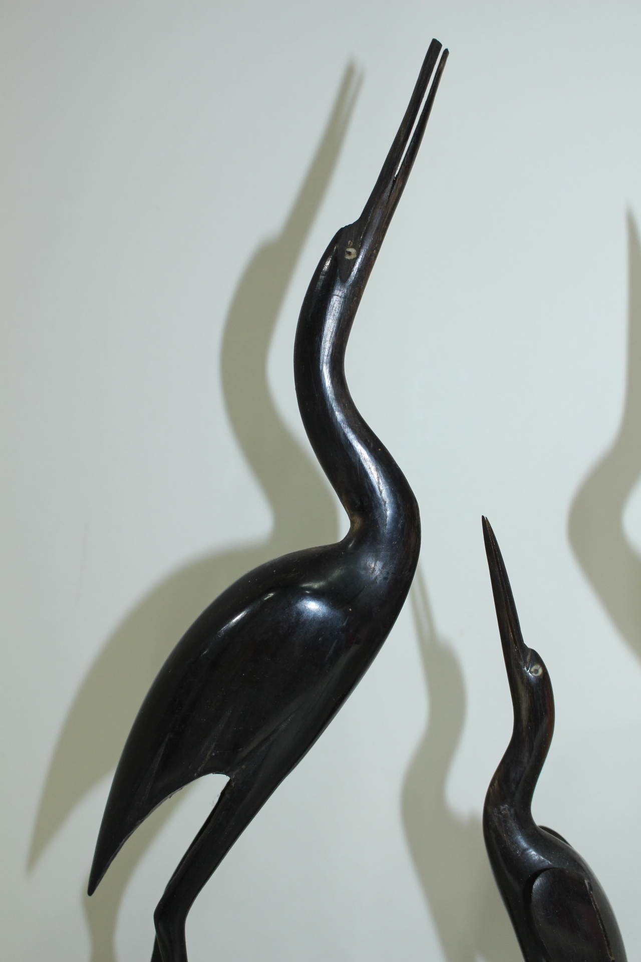 우각재질로된 새 조각상 3점