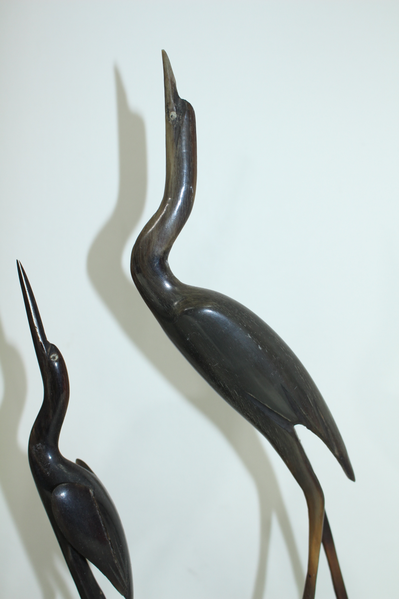 우각재질로된 새 조각상 3점