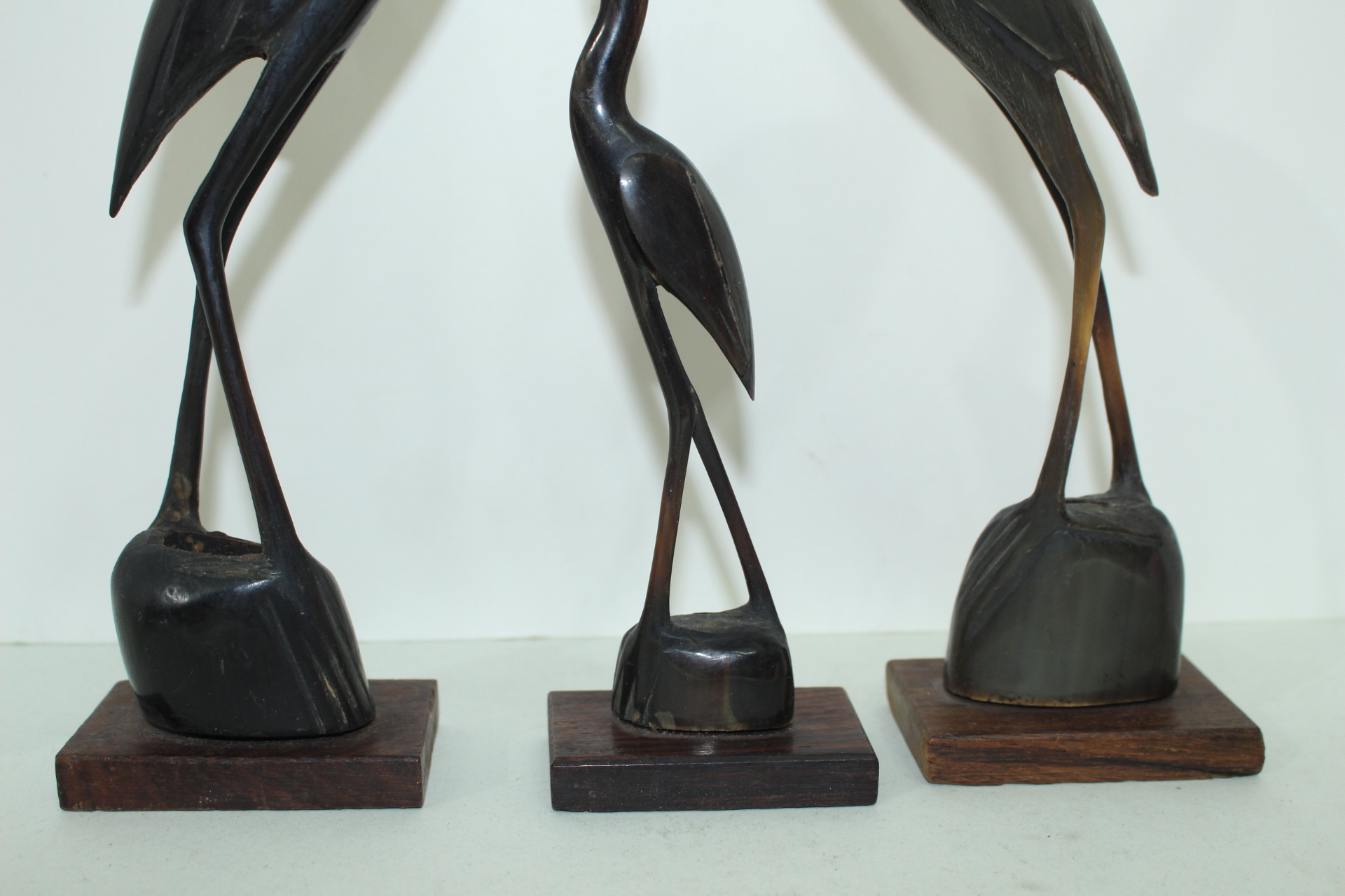 우각재질로된 새 조각상 3점