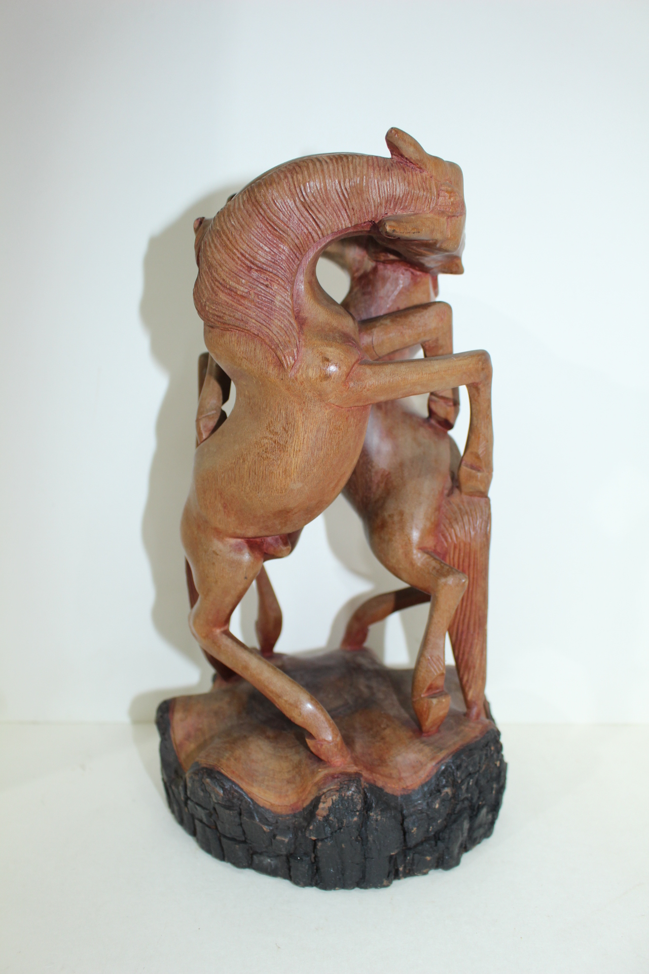 원목나무에 조각된 쌍마 말 조각상