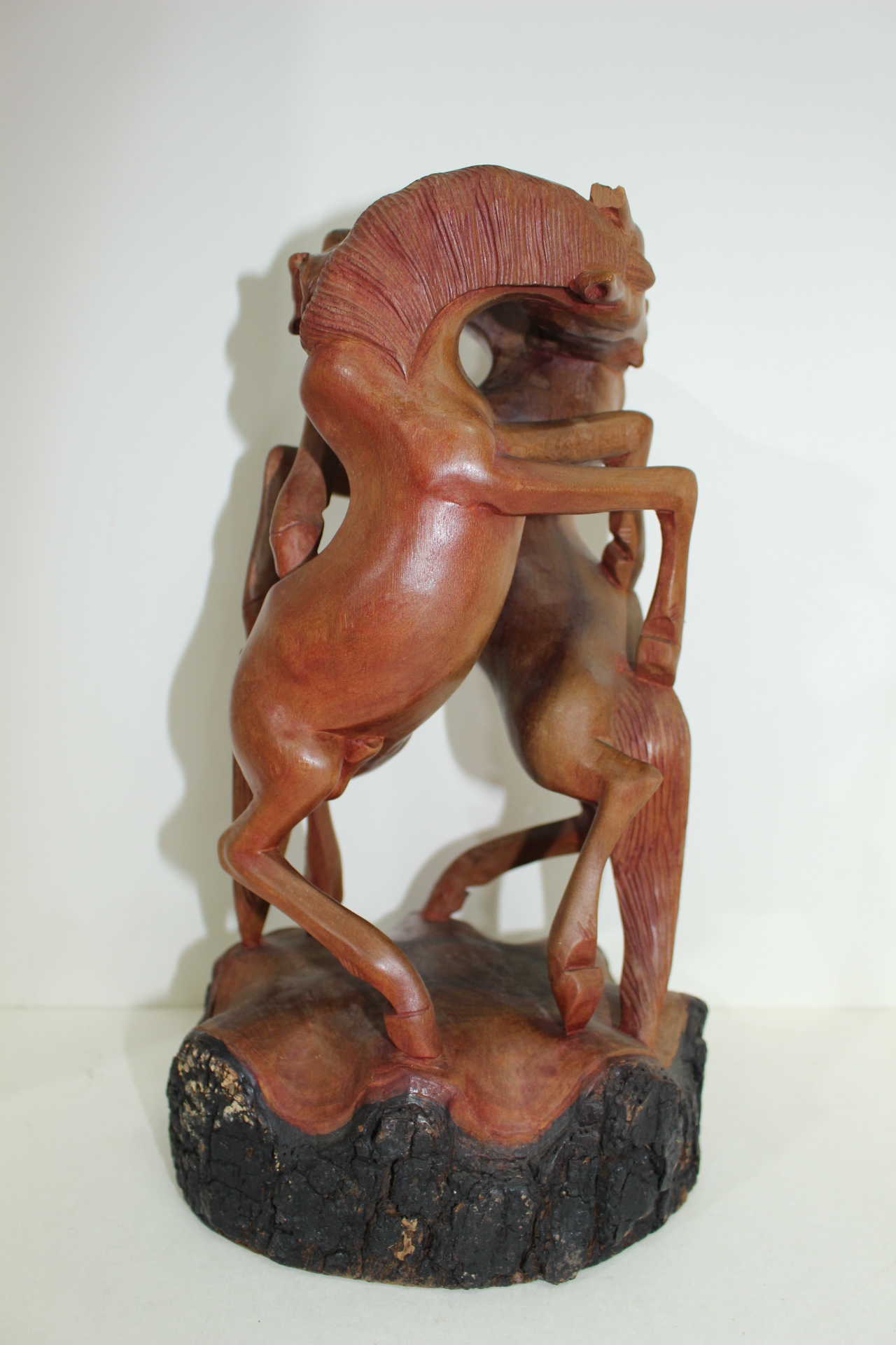 원목나무에 조각된 쌍마 말 조각상