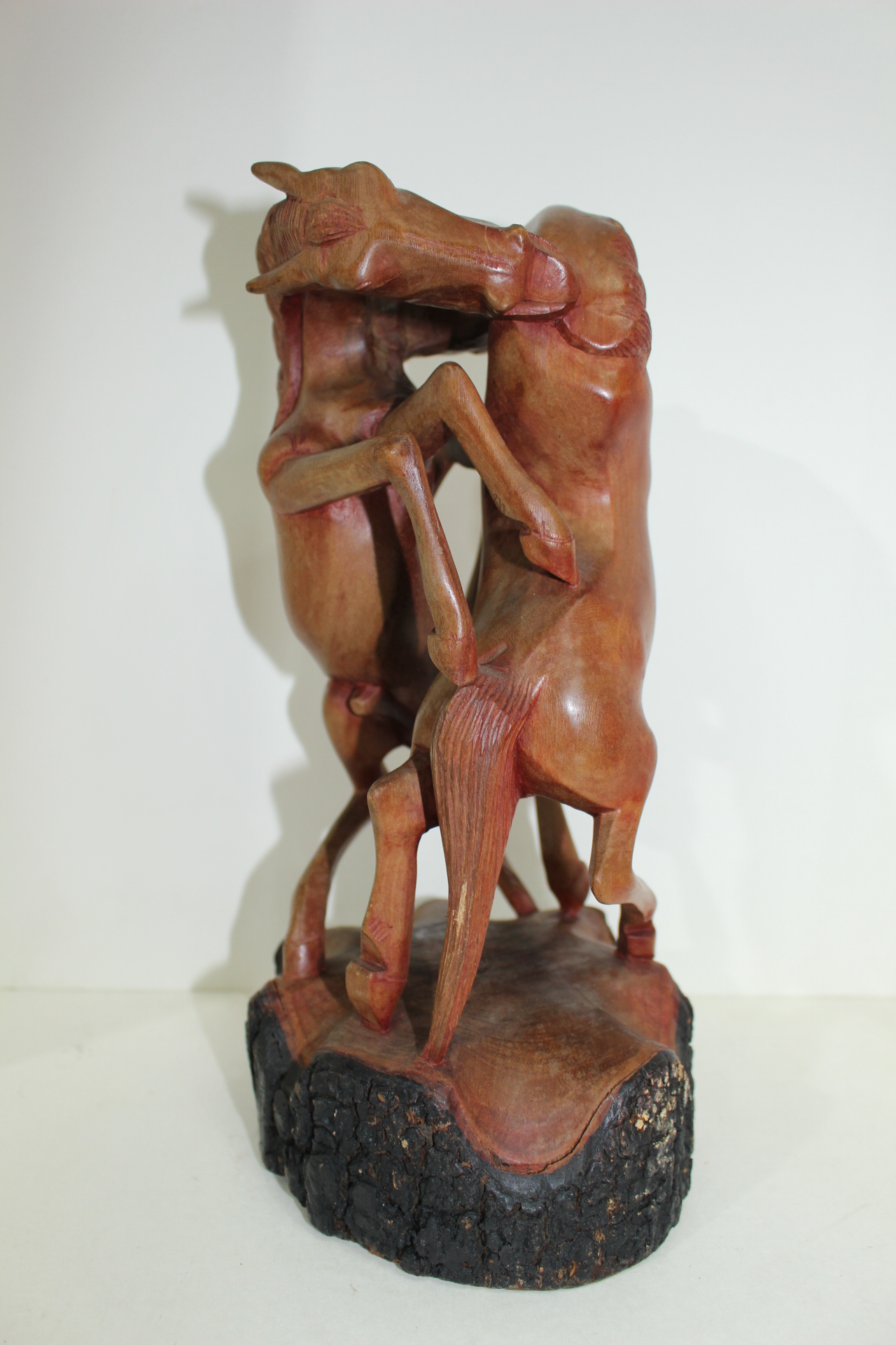 원목나무에 조각된 쌍마 말 조각상