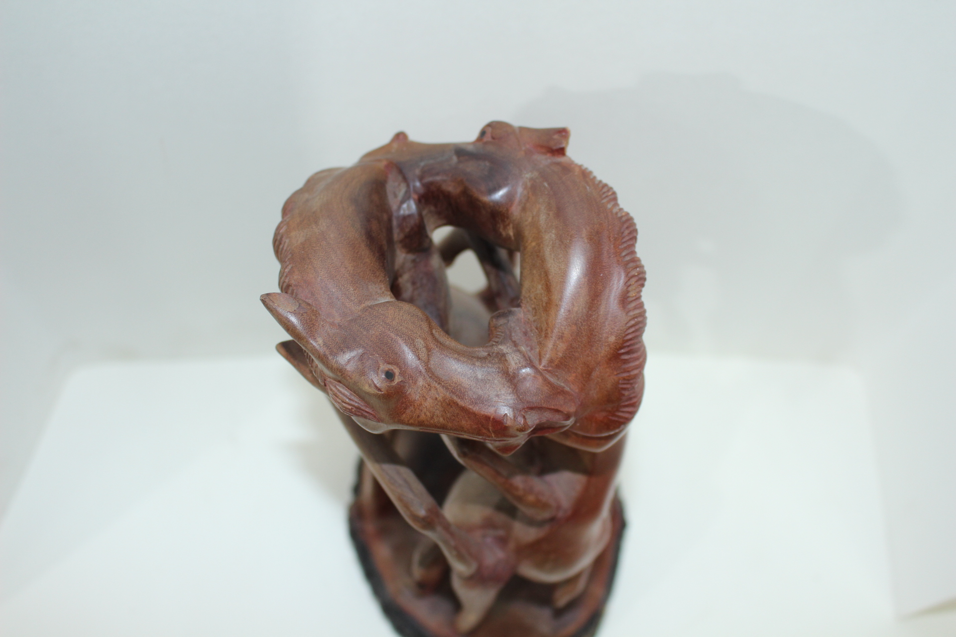 원목나무에 조각된 쌍마 말 조각상