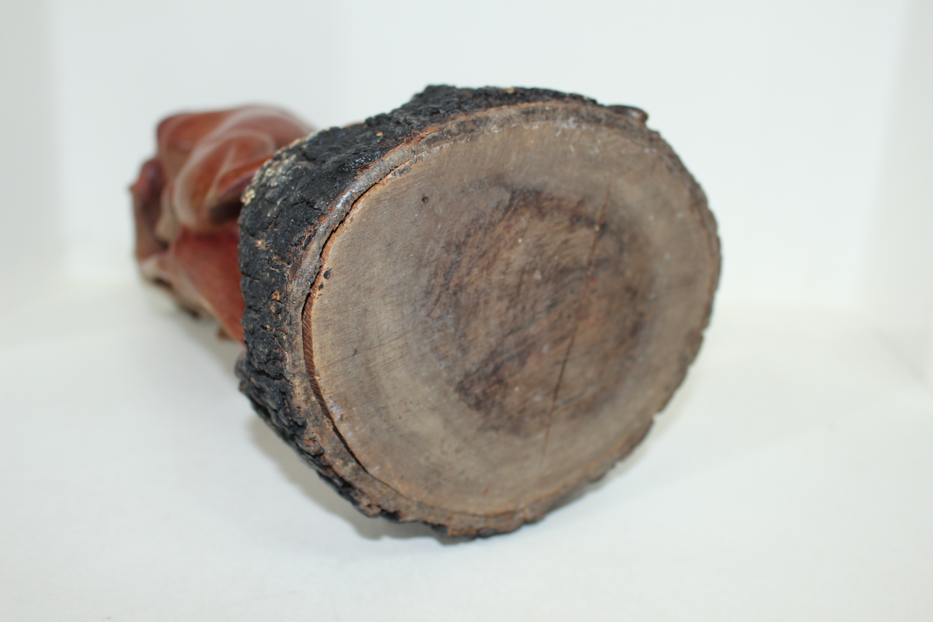 원목나무에 조각된 쌍마 말 조각상