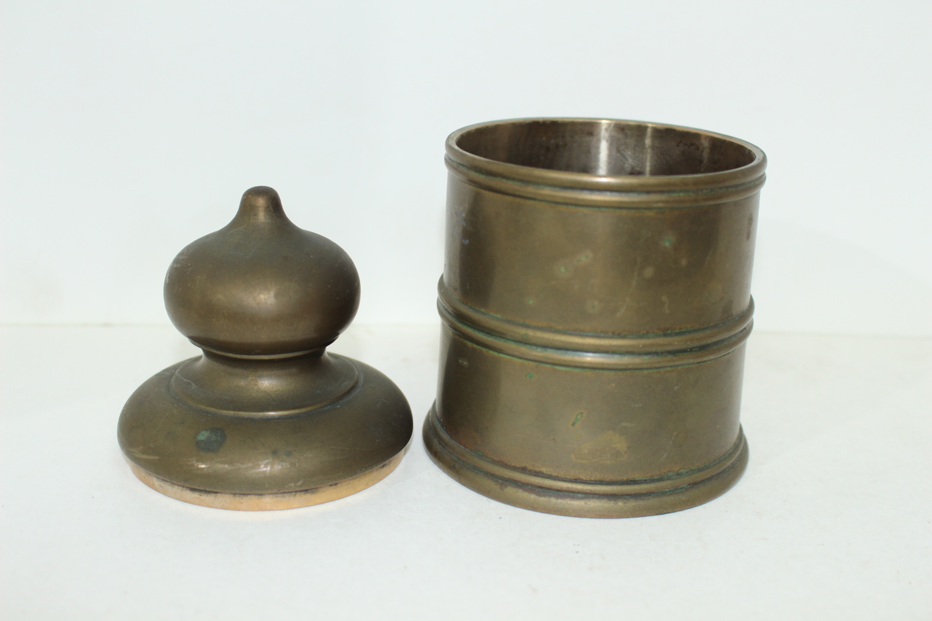 연대가좋은 청동으로된 차통