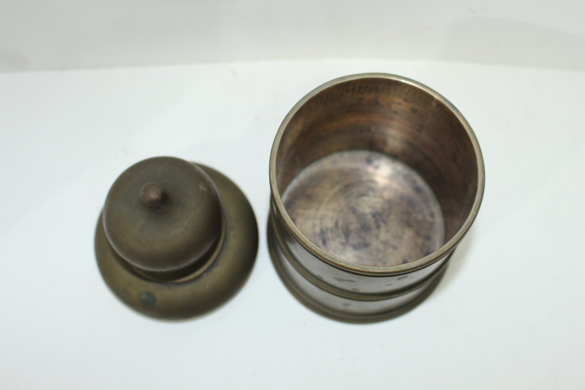 연대가좋은 청동으로된 차통