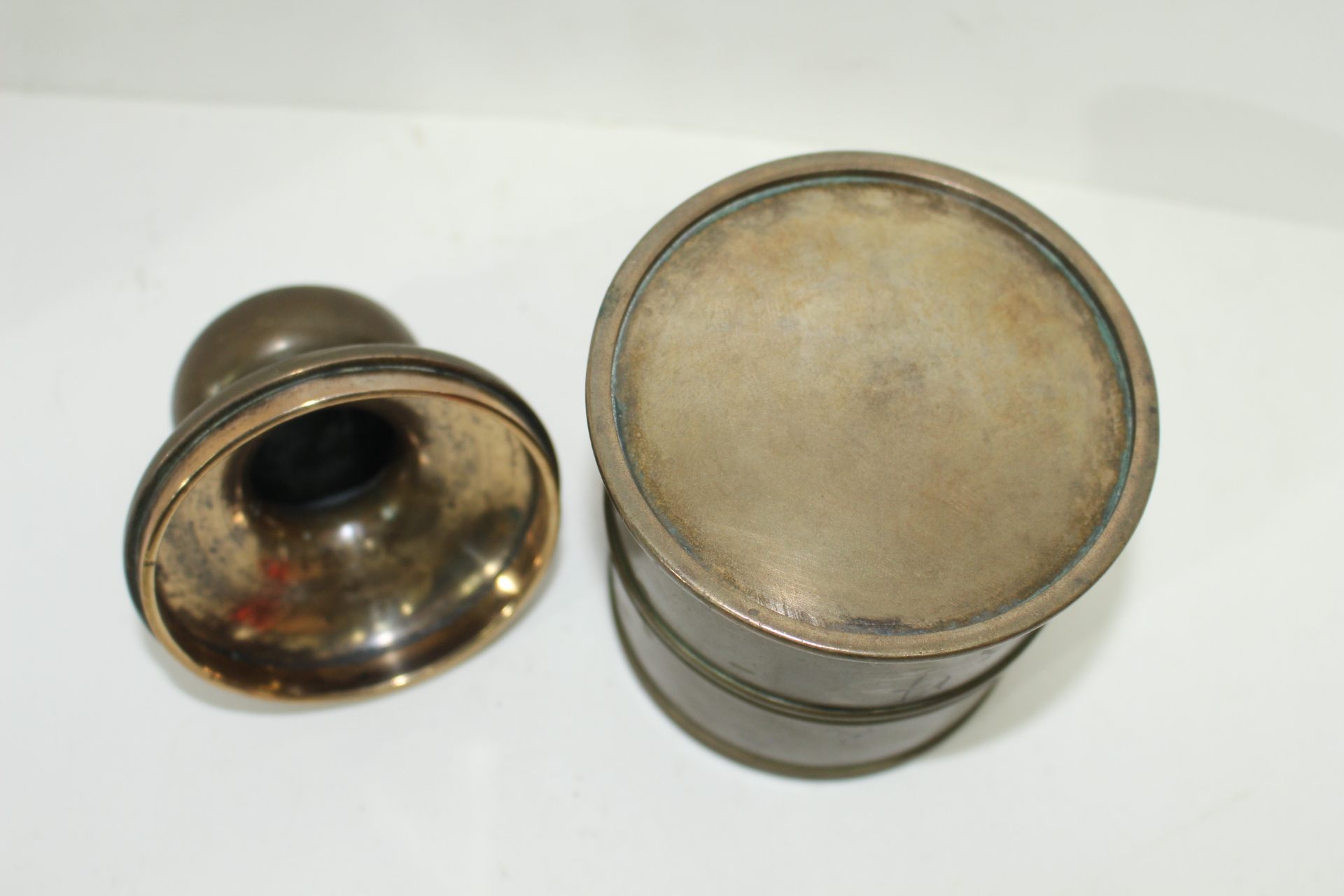 연대가좋은 청동으로된 차통