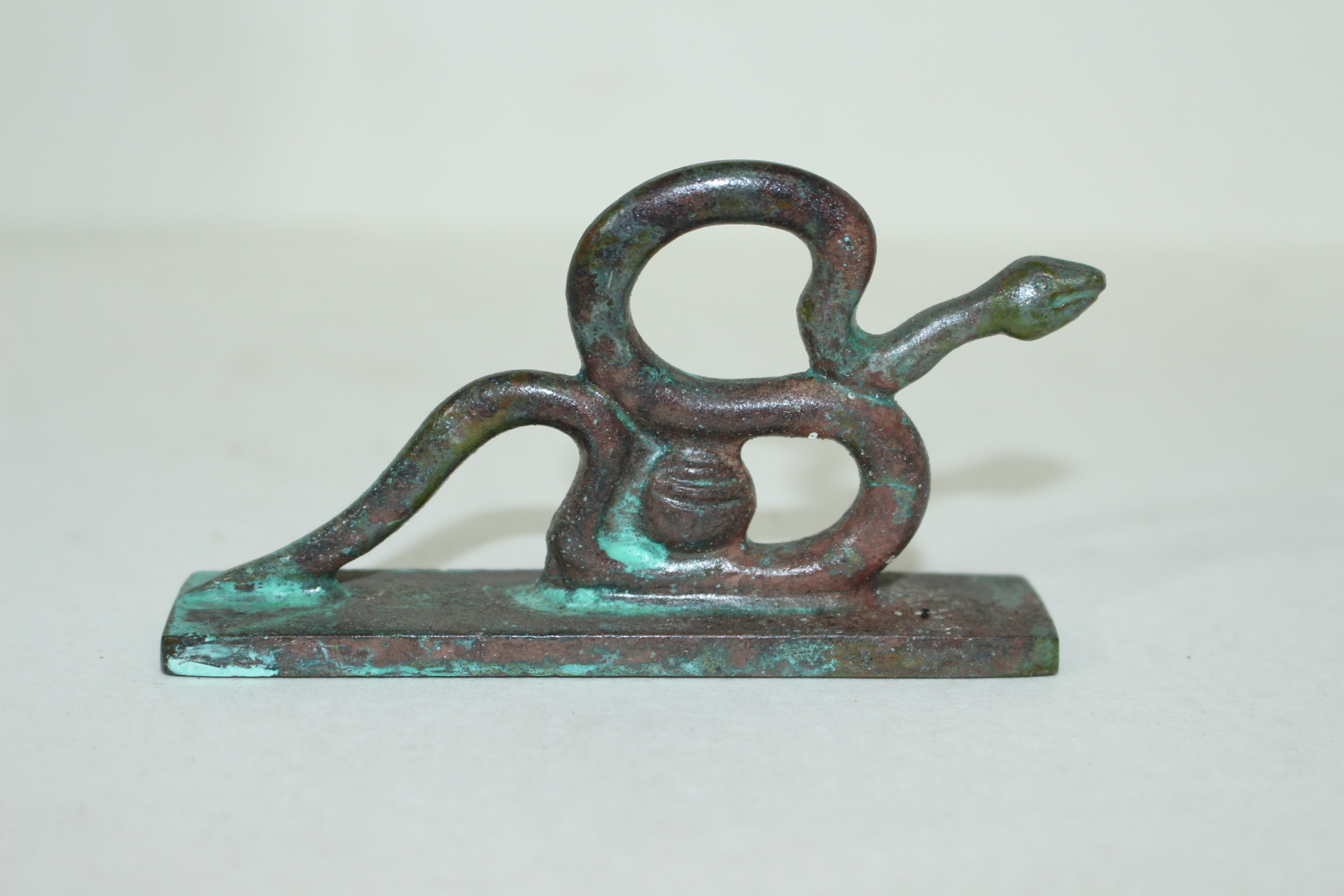 청동으로된 뱀 문진 조각상