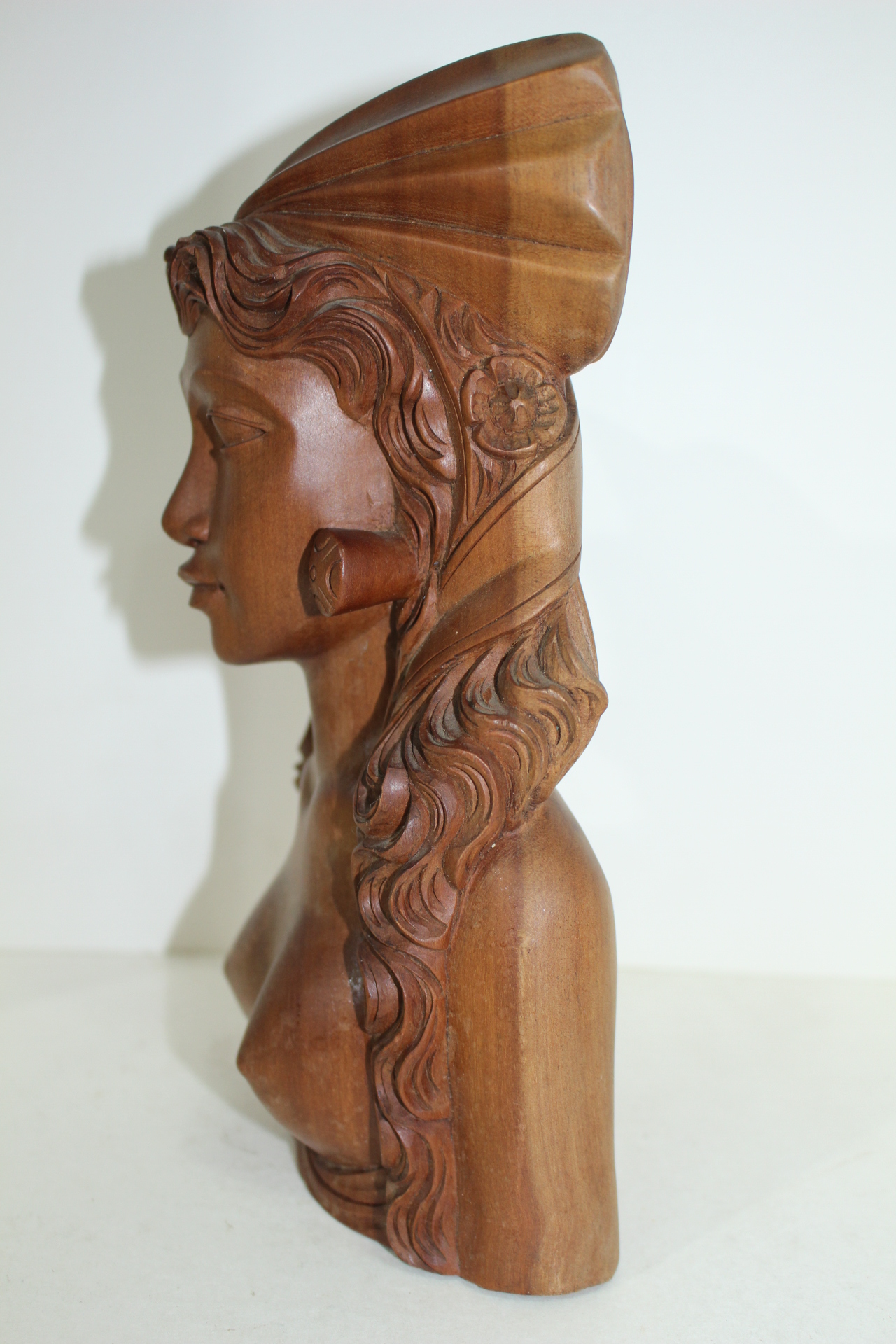 묵직한 원목나무로된 여인 조각상