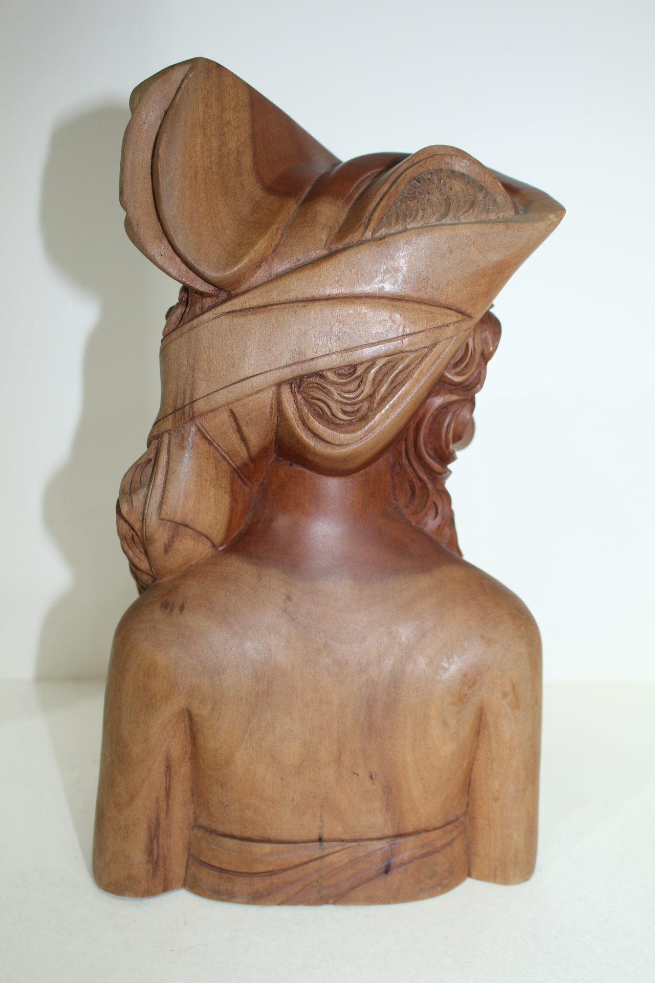 묵직한 원목나무로된 여인 조각상